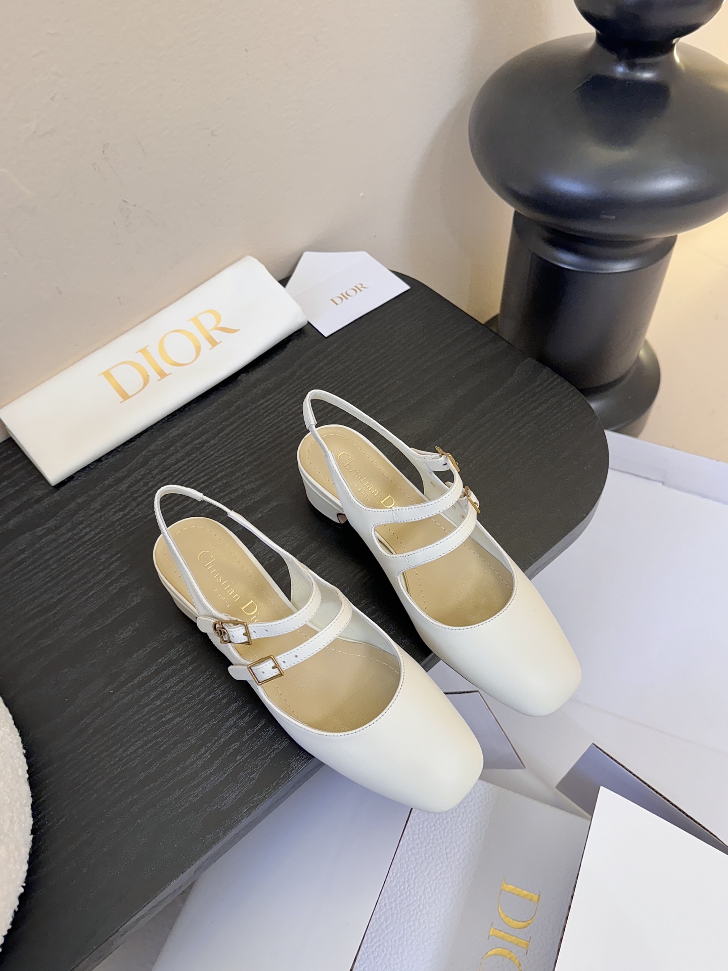 顶级Dior/迪奥26S新品方头后跟凉鞋高跟鞋这季的字母系列真的要狂种草啦~字母logo设计，特别修饰腿