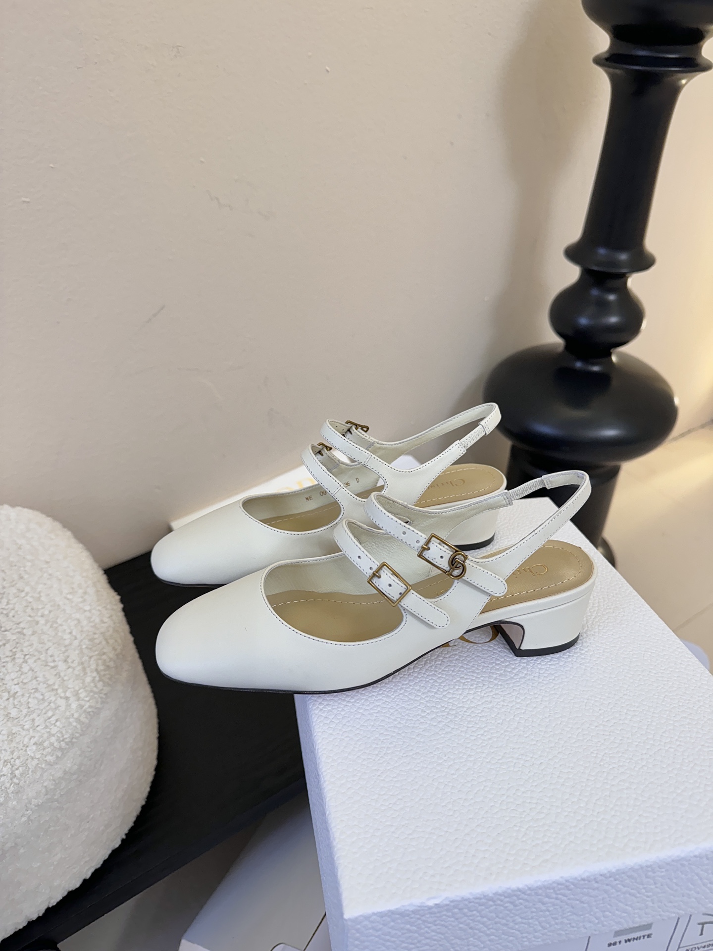 顶级Dior/迪奥26S新品方头后跟凉鞋高跟鞋这季的字母系列真的要狂种草啦~字母logo设计，特别修饰腿