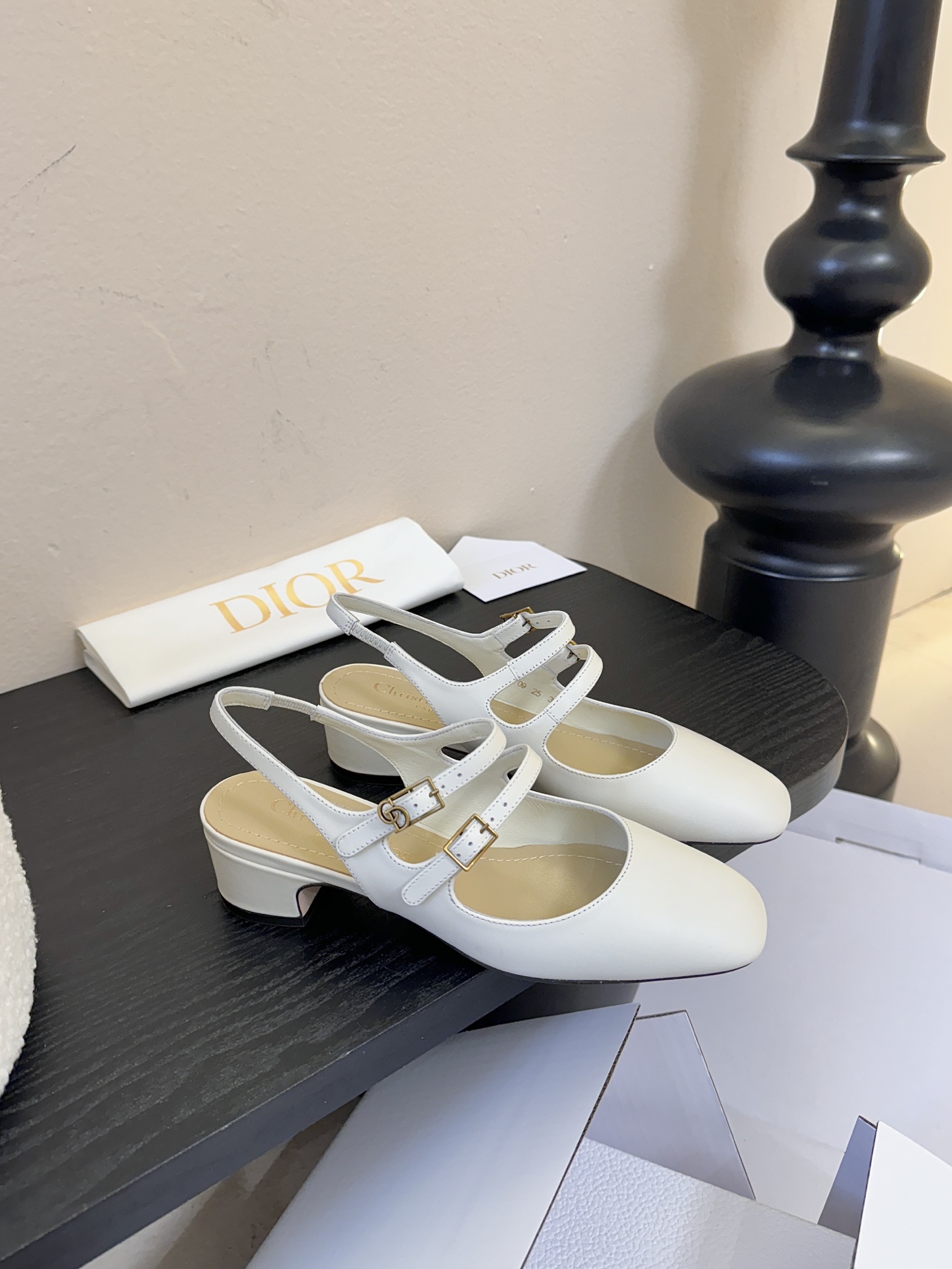 顶级Dior/迪奥26S新品方头后跟凉鞋高跟鞋这季的字母系列真的要狂种草啦~字母logo设计，特别修饰腿