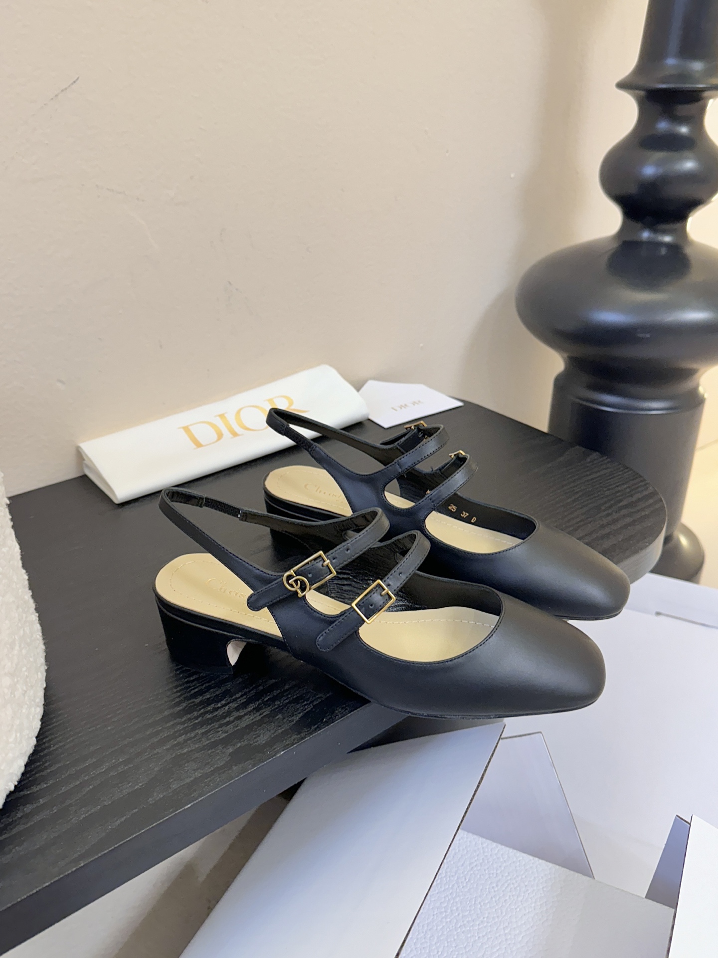 顶级Dior/迪奥26S新品方头后跟凉鞋高跟鞋这季的字母系列真的要狂种草啦~字母logo设计，特别修饰腿