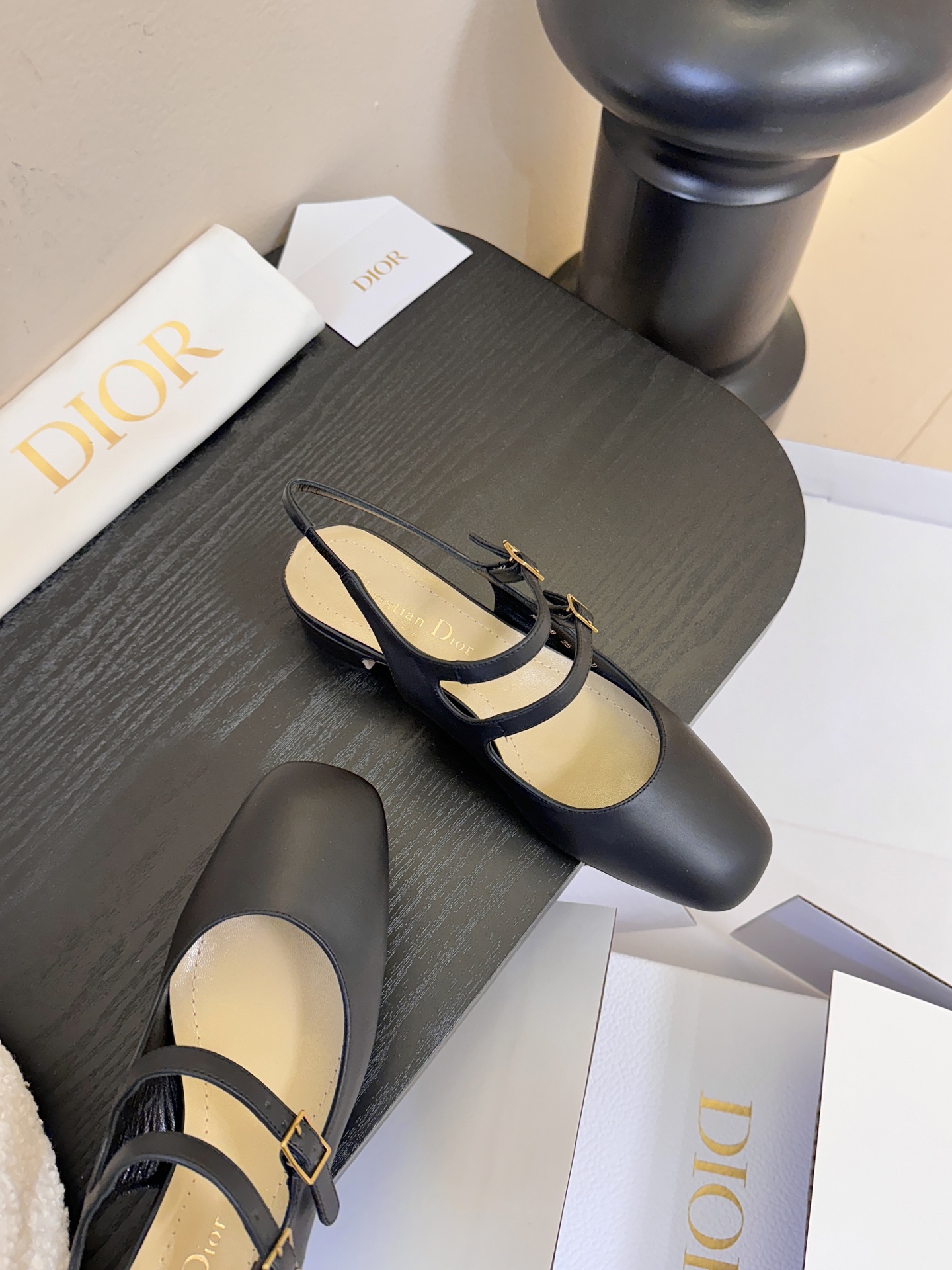 顶级Dior/迪奥26S新品方头后跟凉鞋高跟鞋这季的字母系列真的要狂种草啦~字母logo设计，特别修饰腿