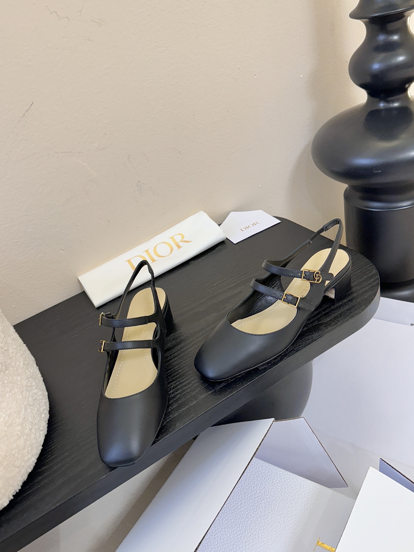 顶级Dior/迪奥26S新品方头后跟凉鞋高跟鞋这季的字母系列真的要狂种草啦~字母logo设计，特别修饰腿