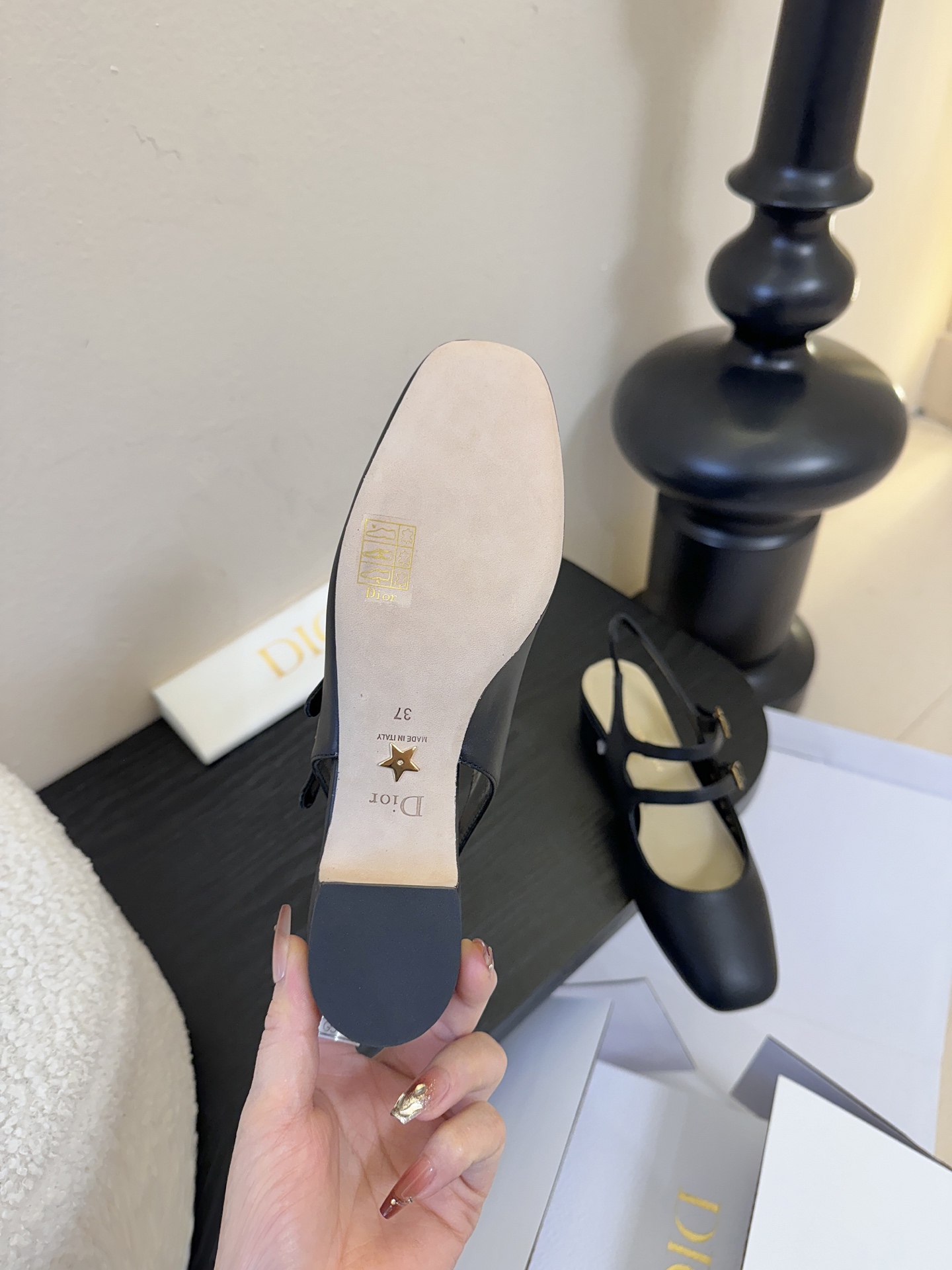 顶级Dior/迪奥26S新品方头后跟凉鞋高跟鞋这季的字母系列真的要狂种草啦~字母logo设计，特别修饰腿