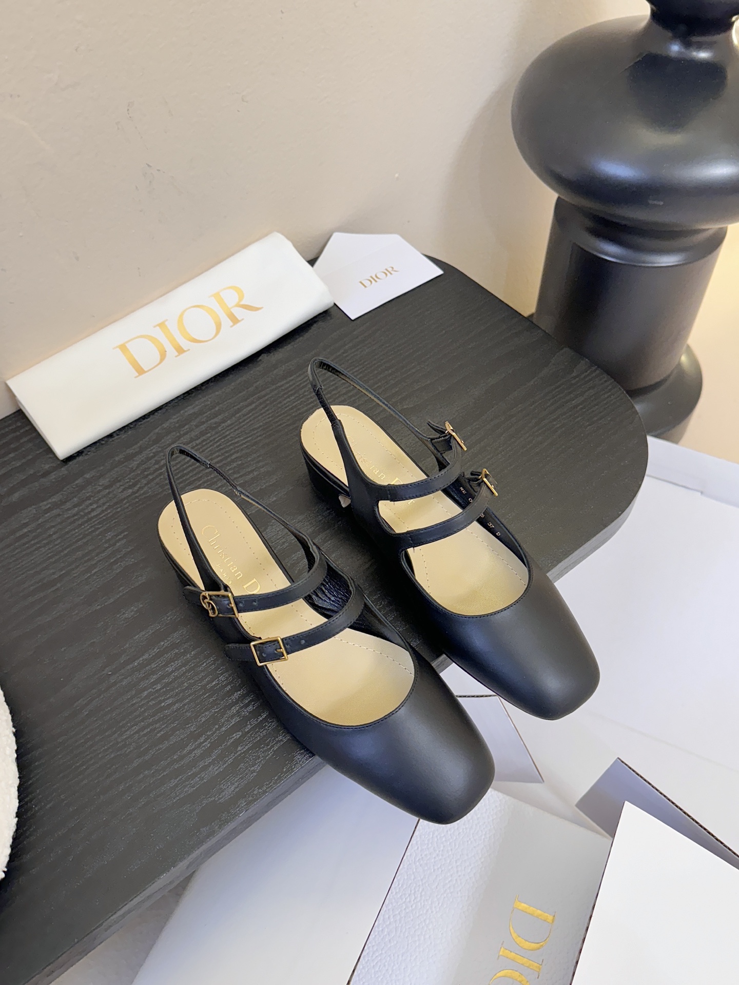 NO:706399,Top-notch Dior/Dior 26S new square-toe sandals and high-heeled shoes. This season’s letter series is really going crazy~ The letter logo design specially modifies the leg shape, highlights the brand characteristics, and is full of high-end sense!  Coupled with the concave and convex foot pads, it is super comfortable, cool and sexy!  A must-have item for the goddess in all seasons!  The upper is made of imported cowhide, the inner foot pads are all sheepskin, and the outsole is imported cowhide from Italy. Size 35-39 (customized at 40/41/42), high heels and sandals, dior, dior, sandals, high heels, cowhide, sheepskin19860909顶级 Dior/迪奥26S新品方头后跟凉鞋高跟鞋 这季的字母系列真的要狂种草啦~ 字母logo设计,特别修饰腿型 凸显品牌特色 满满的高级感！ 加上凹凸垫脚,入脚超级舒适, 又Cool又性感！女神四季必备单品！ 鞋面采用进口牛皮 内里垫脚均为羊皮 意大利进口牛皮大底 尺码35-39（40/41/42订做),高跟鞋凉鞋,dior,dior,sandals,high heels,cowhide,sheepskin,Women's Shoes