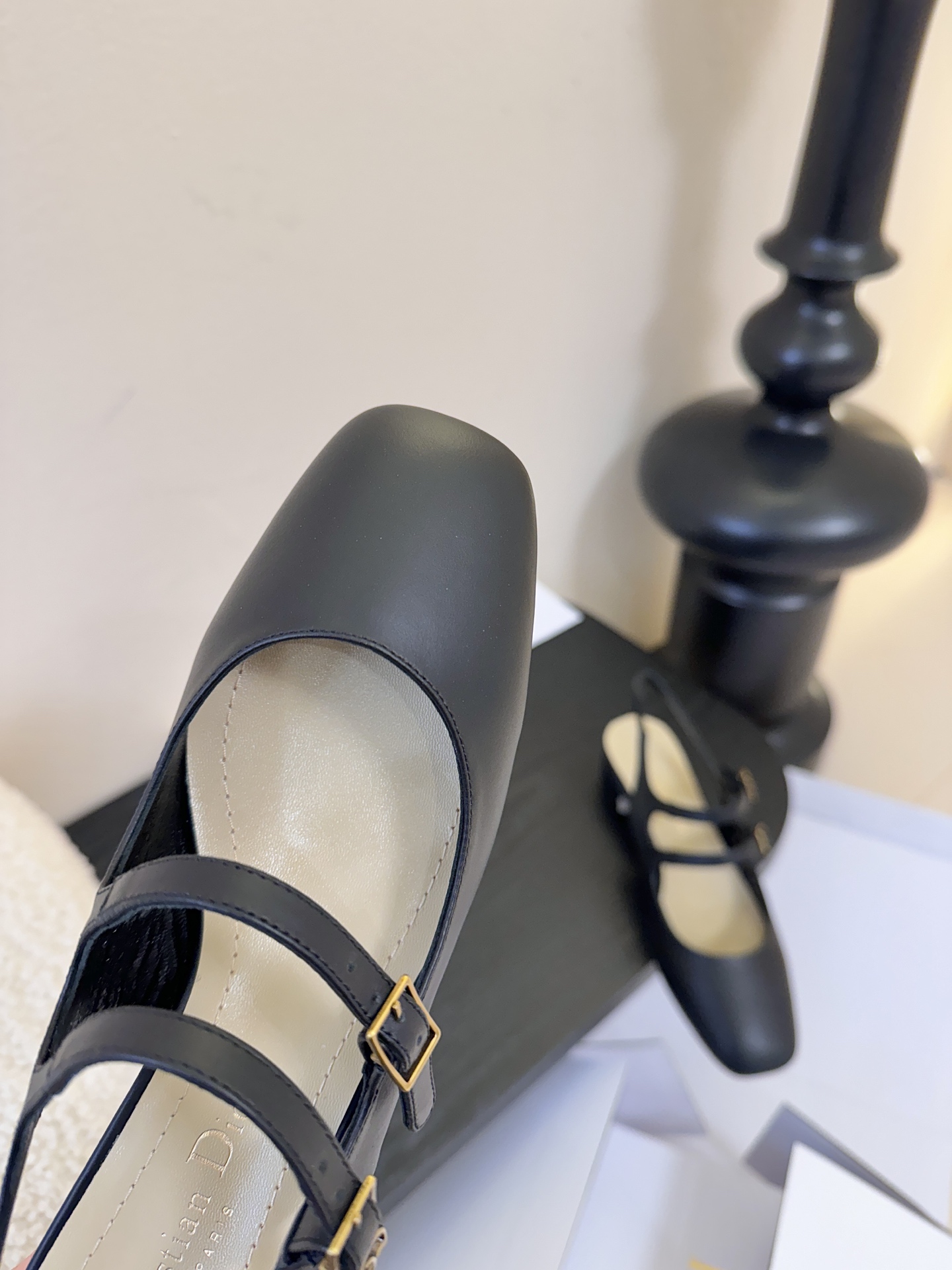 顶级Dior/迪奥26S新品方头后跟凉鞋高跟鞋这季的字母系列真的要狂种草啦~字母logo设计，特别修饰腿