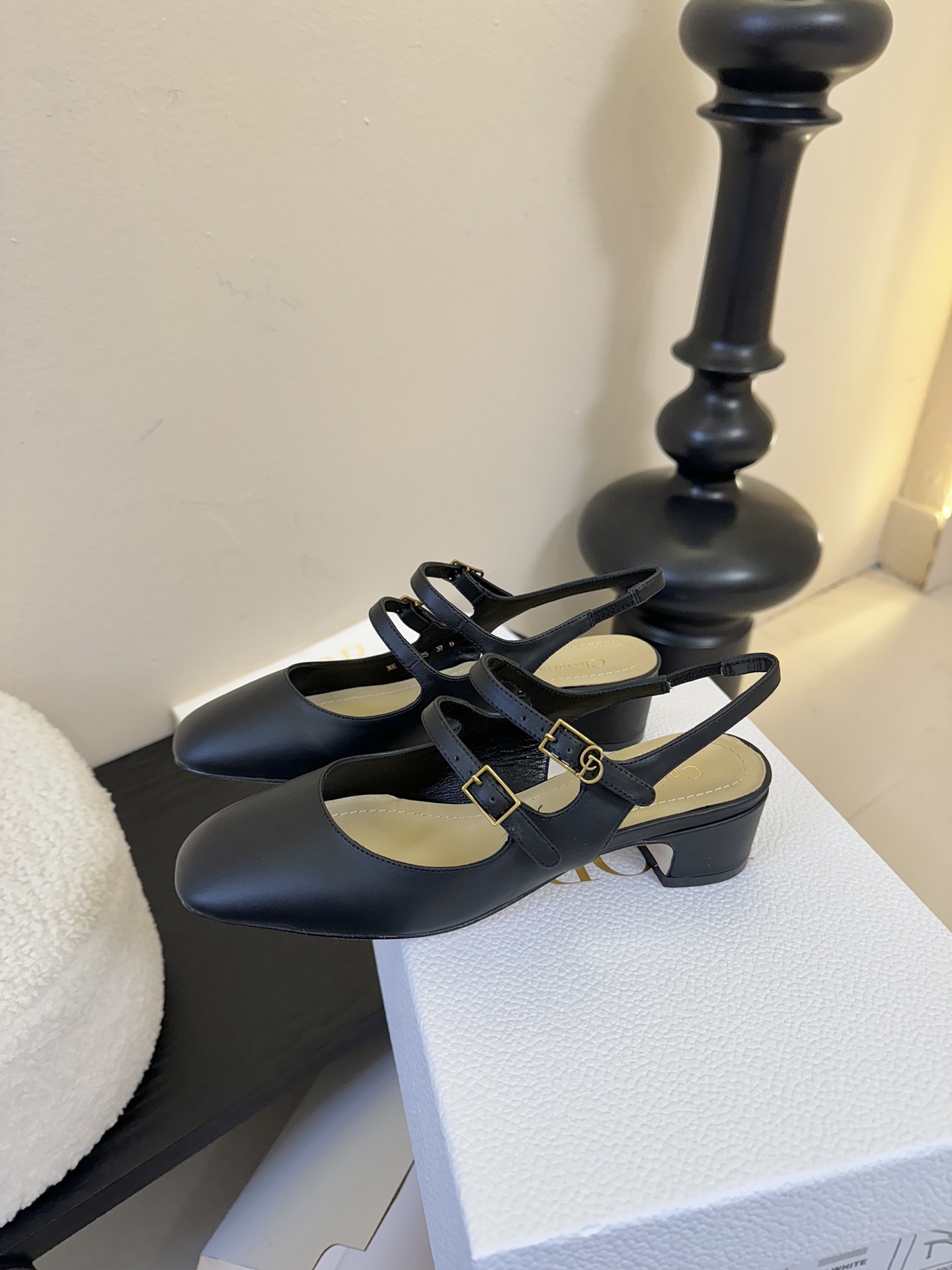 顶级Dior/迪奥26S新品方头后跟凉鞋高跟鞋这季的字母系列真的要狂种草啦~字母logo设计，特别修饰腿