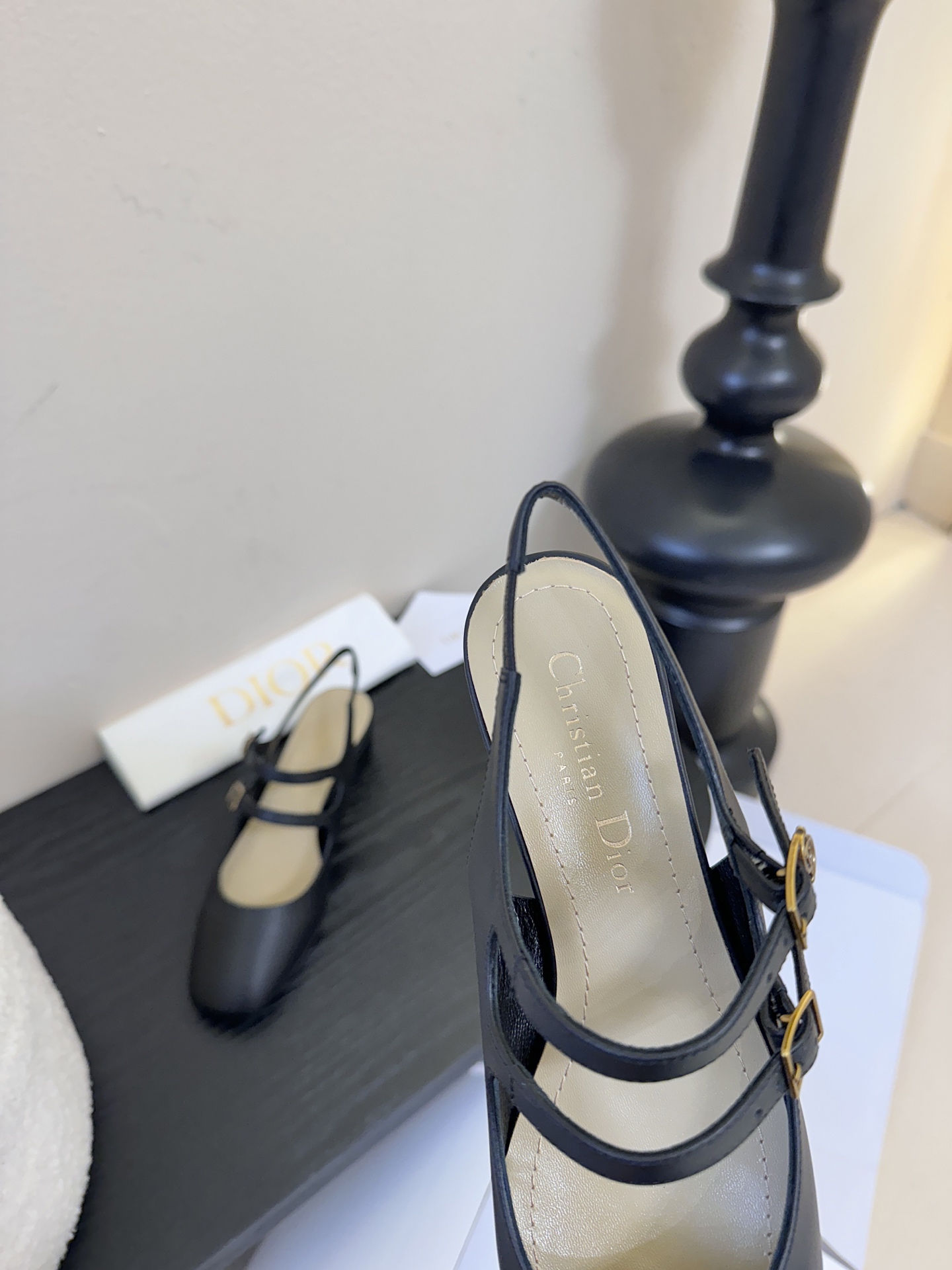 顶级Dior/迪奥26S新品方头后跟凉鞋高跟鞋这季的字母系列真的要狂种草啦~字母logo设计，特别修饰腿