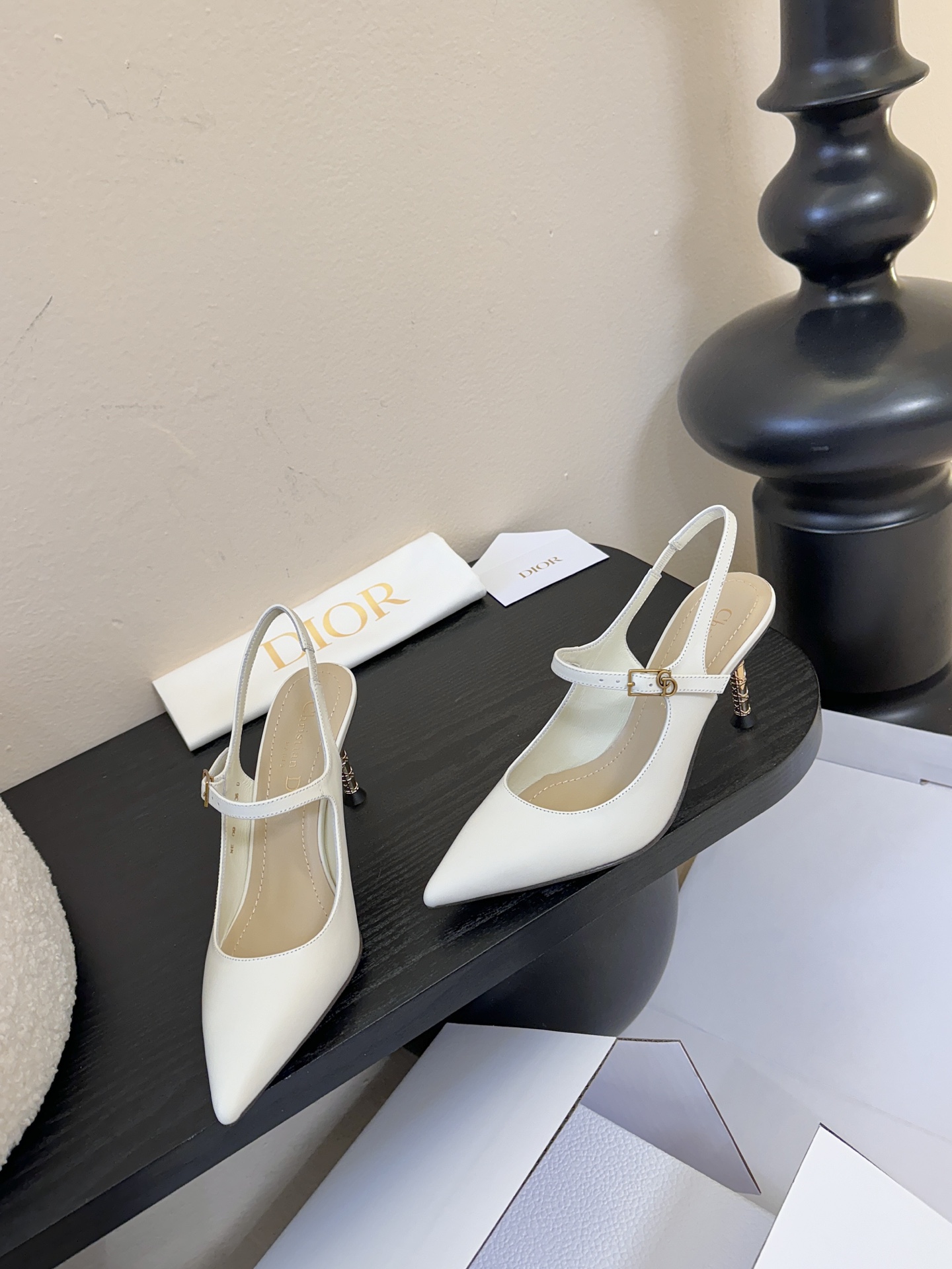 顶级Dior/迪奥26S新品尖头后跟凉鞋高跟鞋这季的字母系列真的要狂种草啦~字母logo设计，特别修饰腿