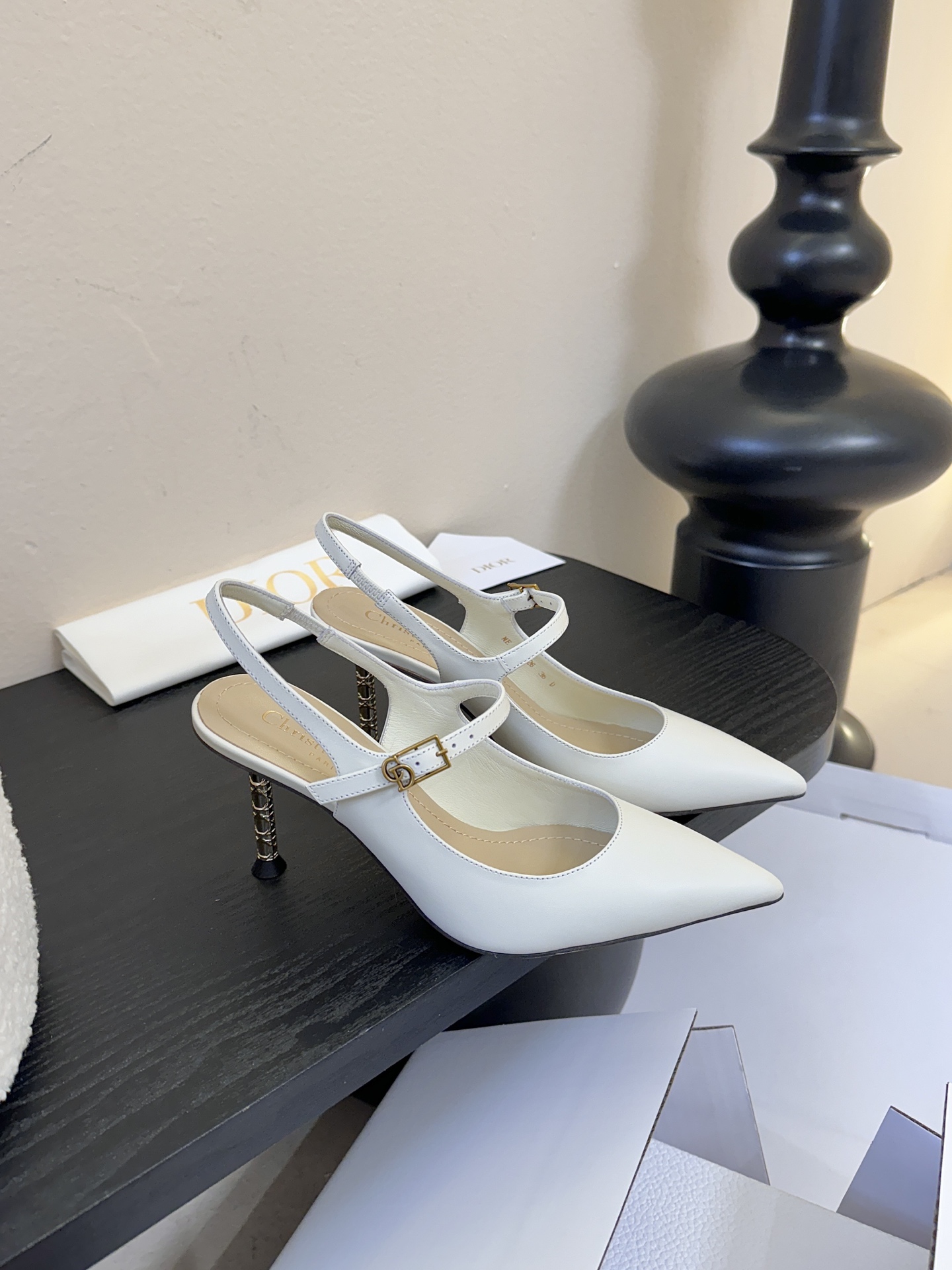 顶级Dior/迪奥26S新品尖头后跟凉鞋高跟鞋这季的字母系列真的要狂种草啦~字母logo设计，特别修饰腿