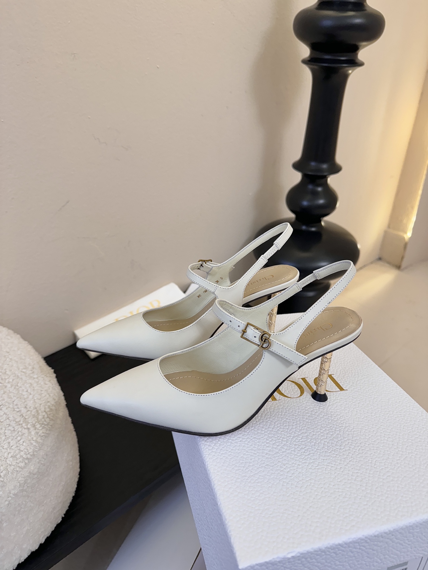 顶级Dior/迪奥26S新品尖头后跟凉鞋高跟鞋这季的字母系列真的要狂种草啦~字母logo设计，特别修饰腿