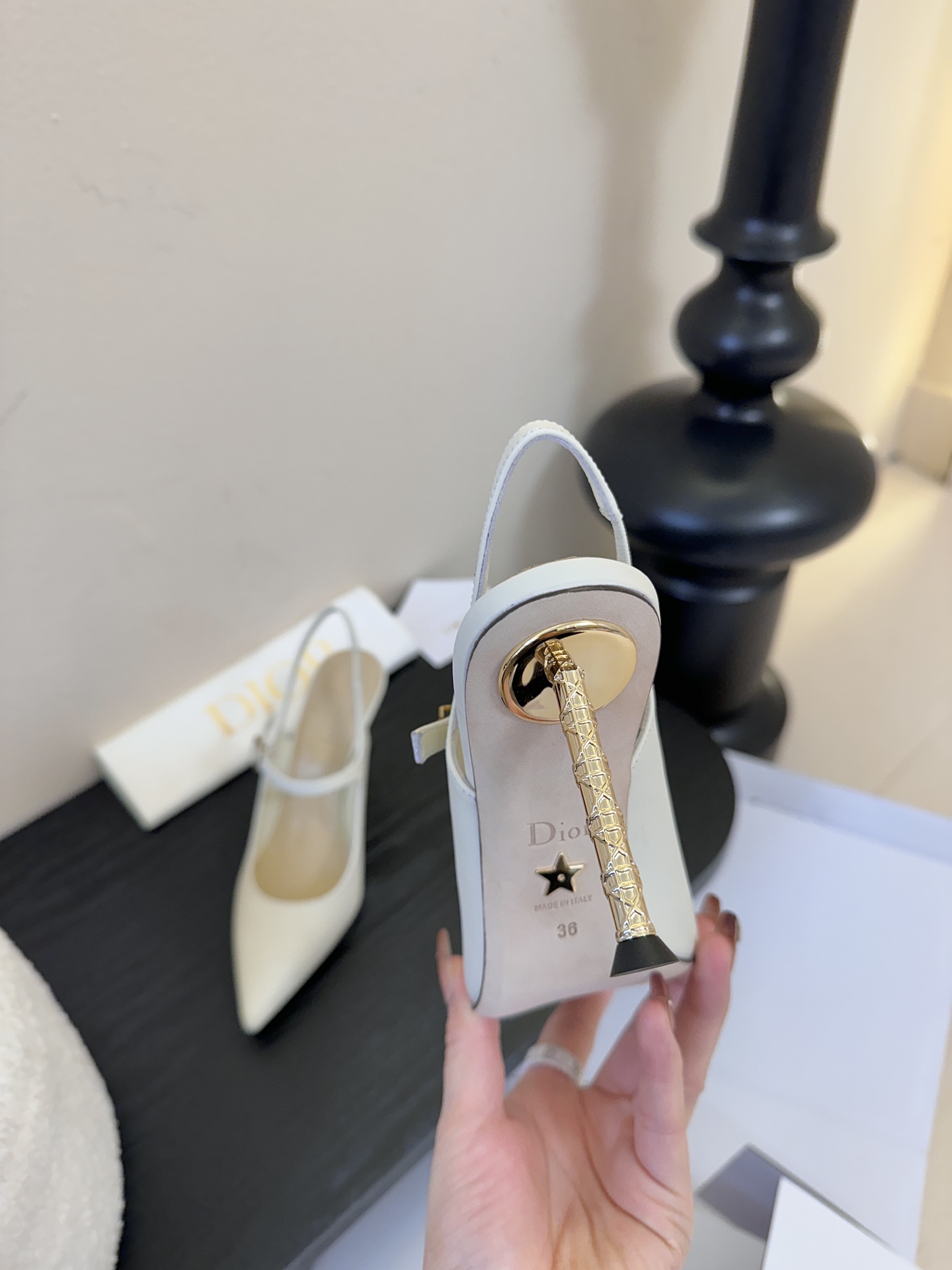 顶级Dior/迪奥26S新品尖头后跟凉鞋高跟鞋这季的字母系列真的要狂种草啦~字母logo设计，特别修饰腿