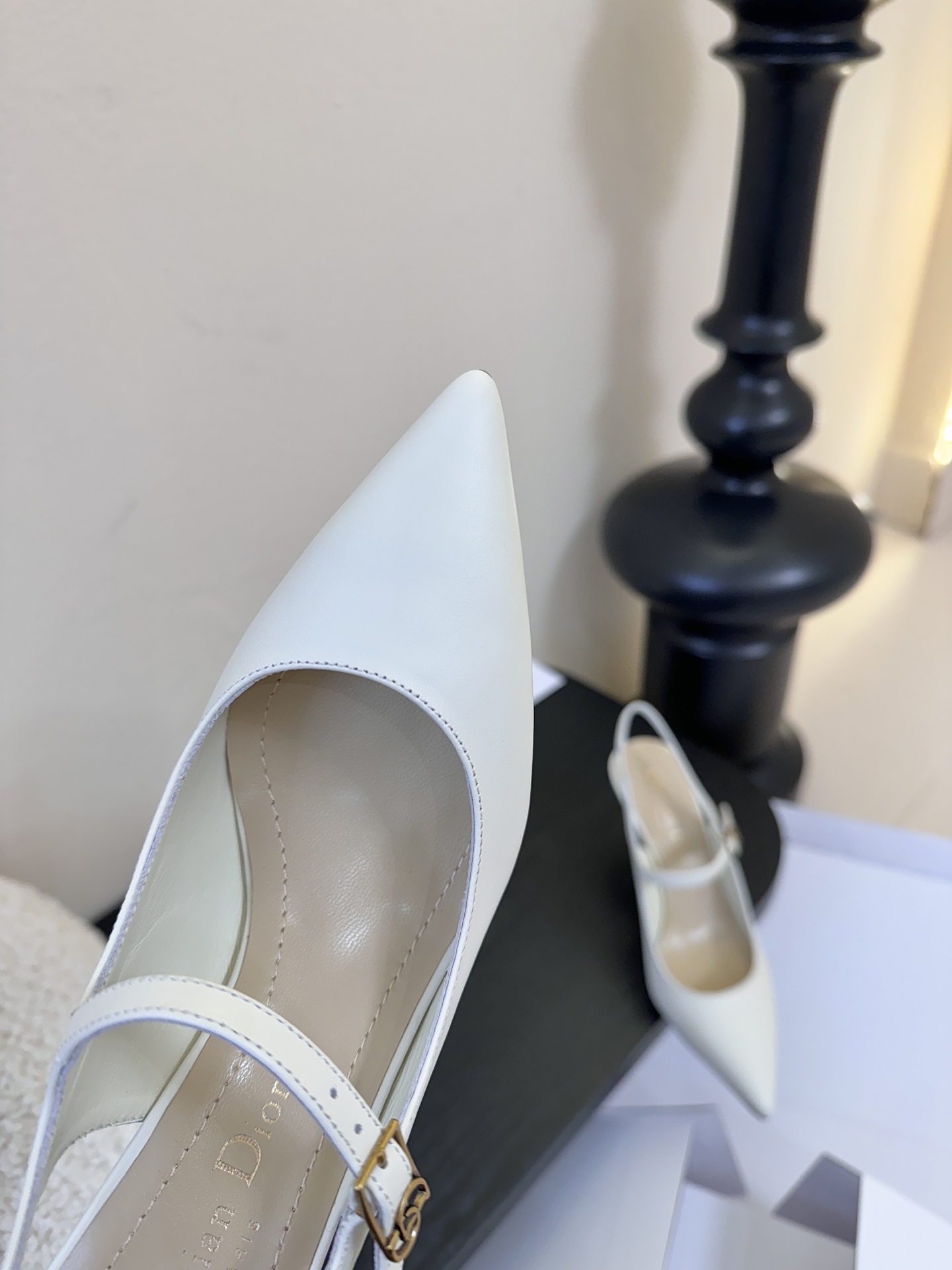 顶级Dior/迪奥26S新品尖头后跟凉鞋高跟鞋这季的字母系列真的要狂种草啦~字母logo设计，特别修饰腿