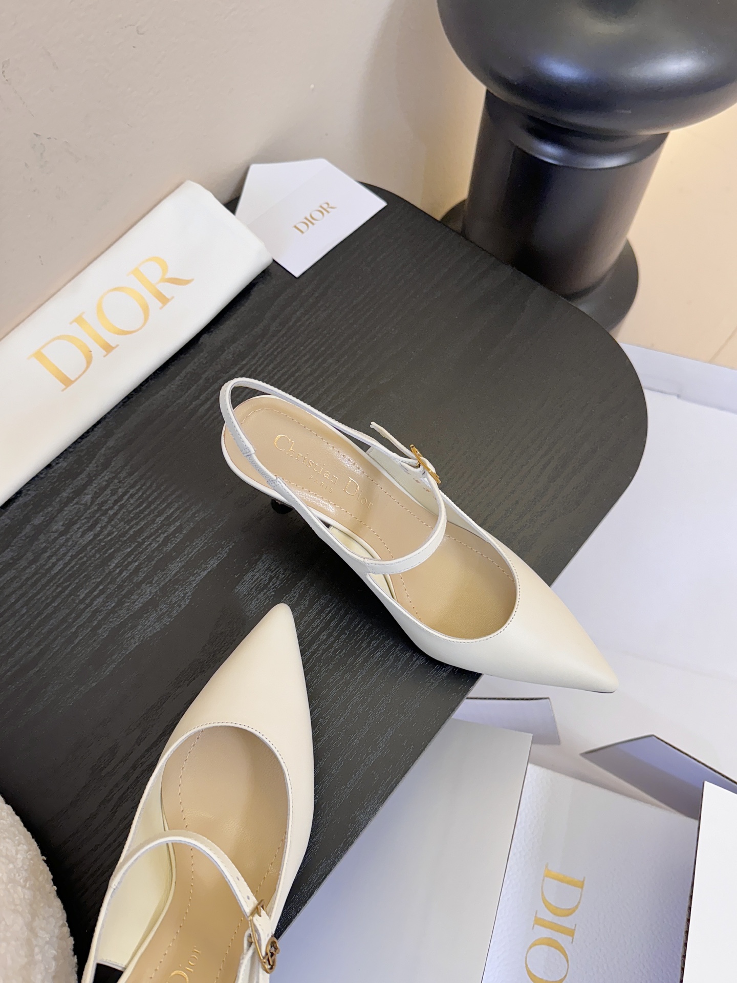 顶级Dior/迪奥26S新品尖头后跟凉鞋高跟鞋这季的字母系列真的要狂种草啦~字母logo设计，特别修饰腿