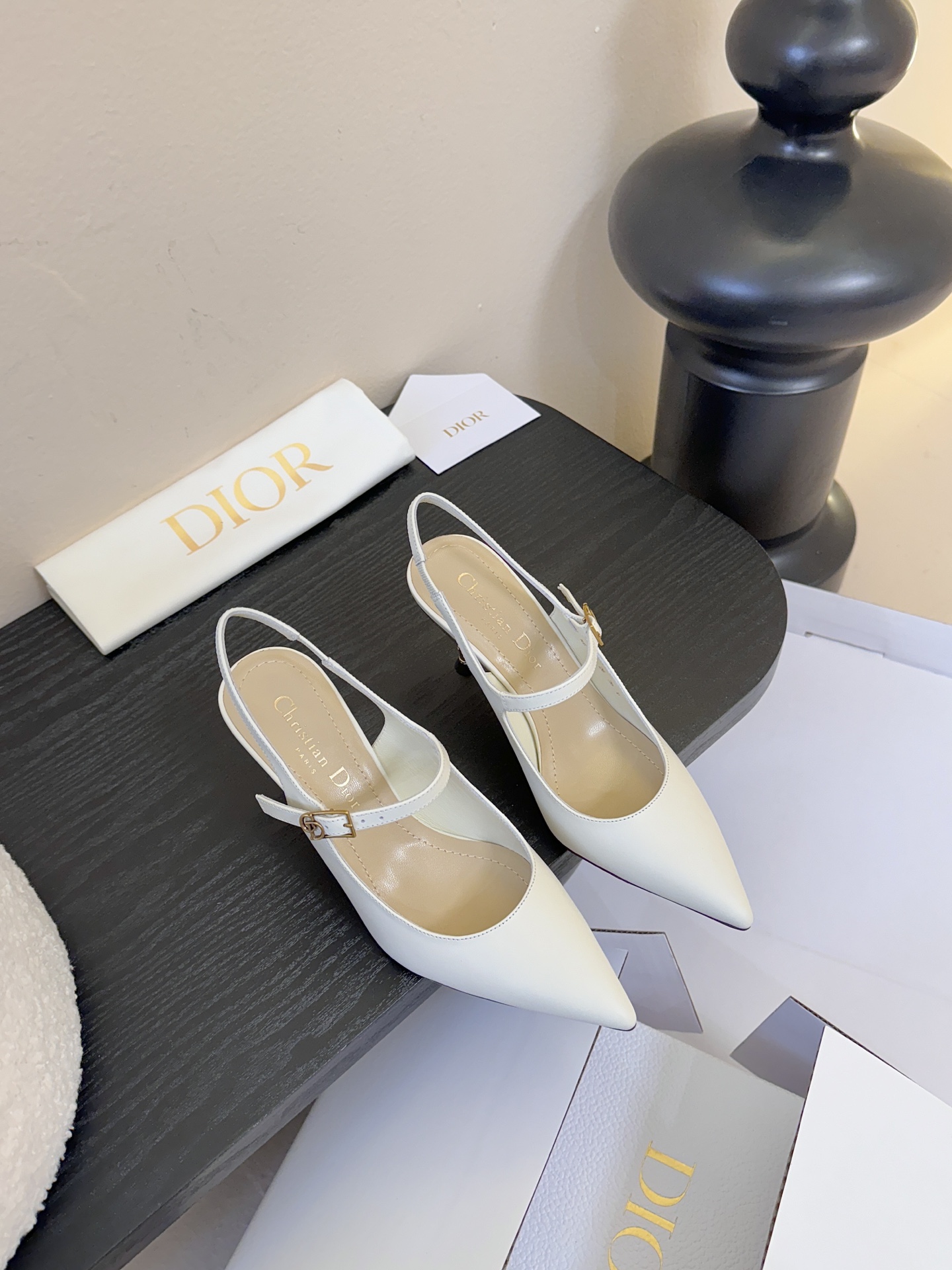 顶级Dior/迪奥26S新品尖头后跟凉鞋高跟鞋这季的字母系列真的要狂种草啦~字母logo设计，特别修饰腿