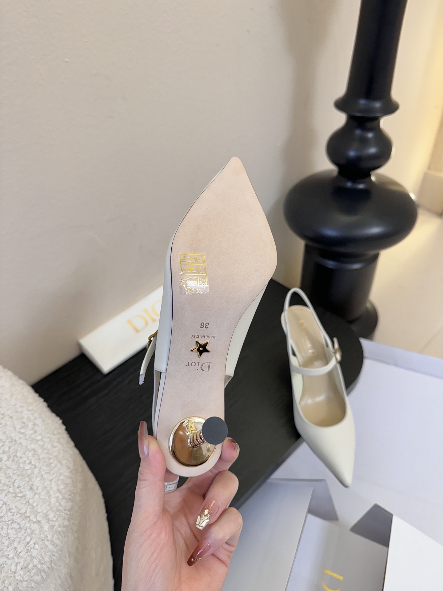 顶级Dior/迪奥26S新品尖头后跟凉鞋高跟鞋这季的字母系列真的要狂种草啦~字母logo设计，特别修饰腿