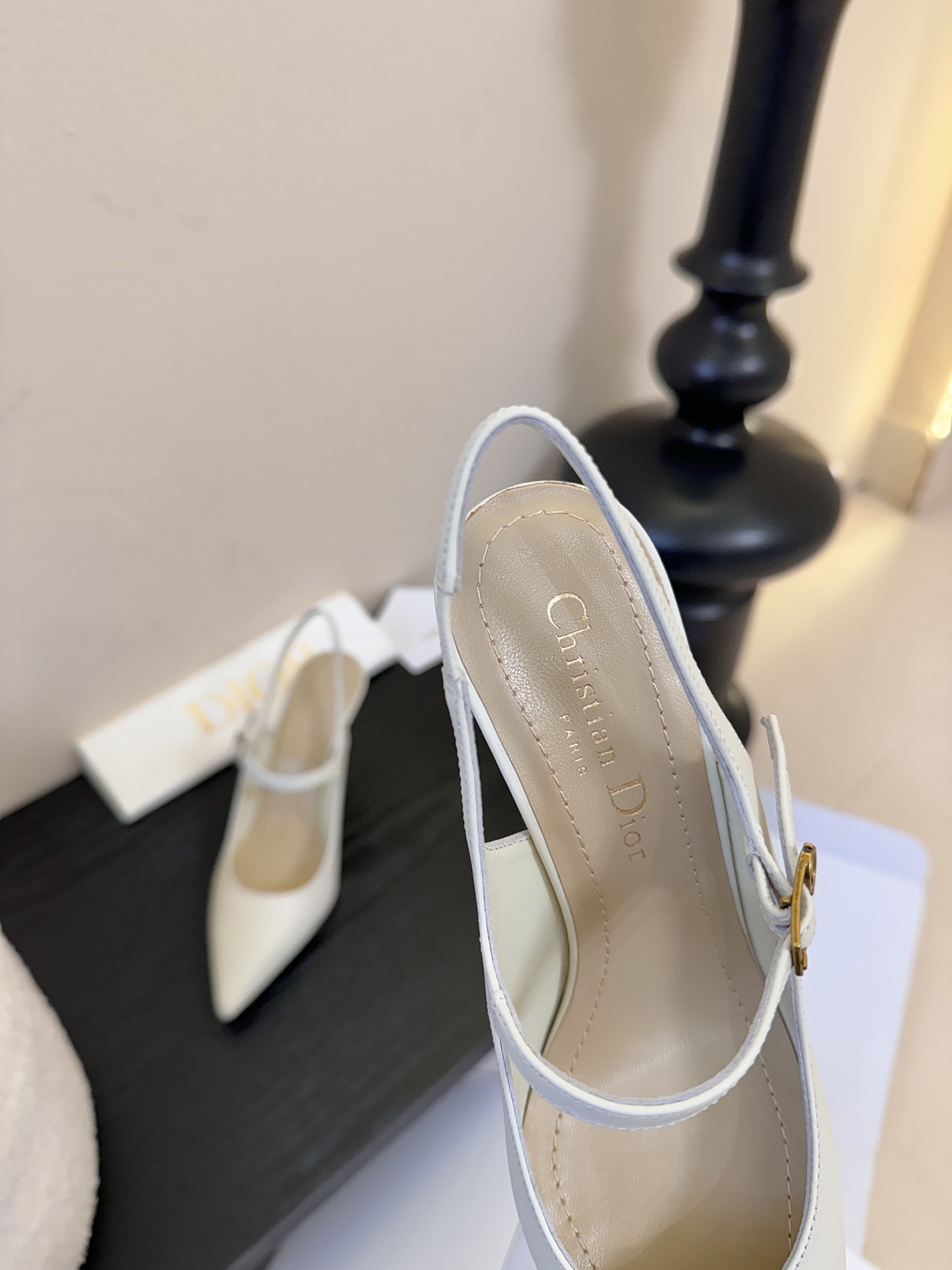 顶级Dior/迪奥26S新品尖头后跟凉鞋高跟鞋这季的字母系列真的要狂种草啦~字母logo设计，特别修饰腿