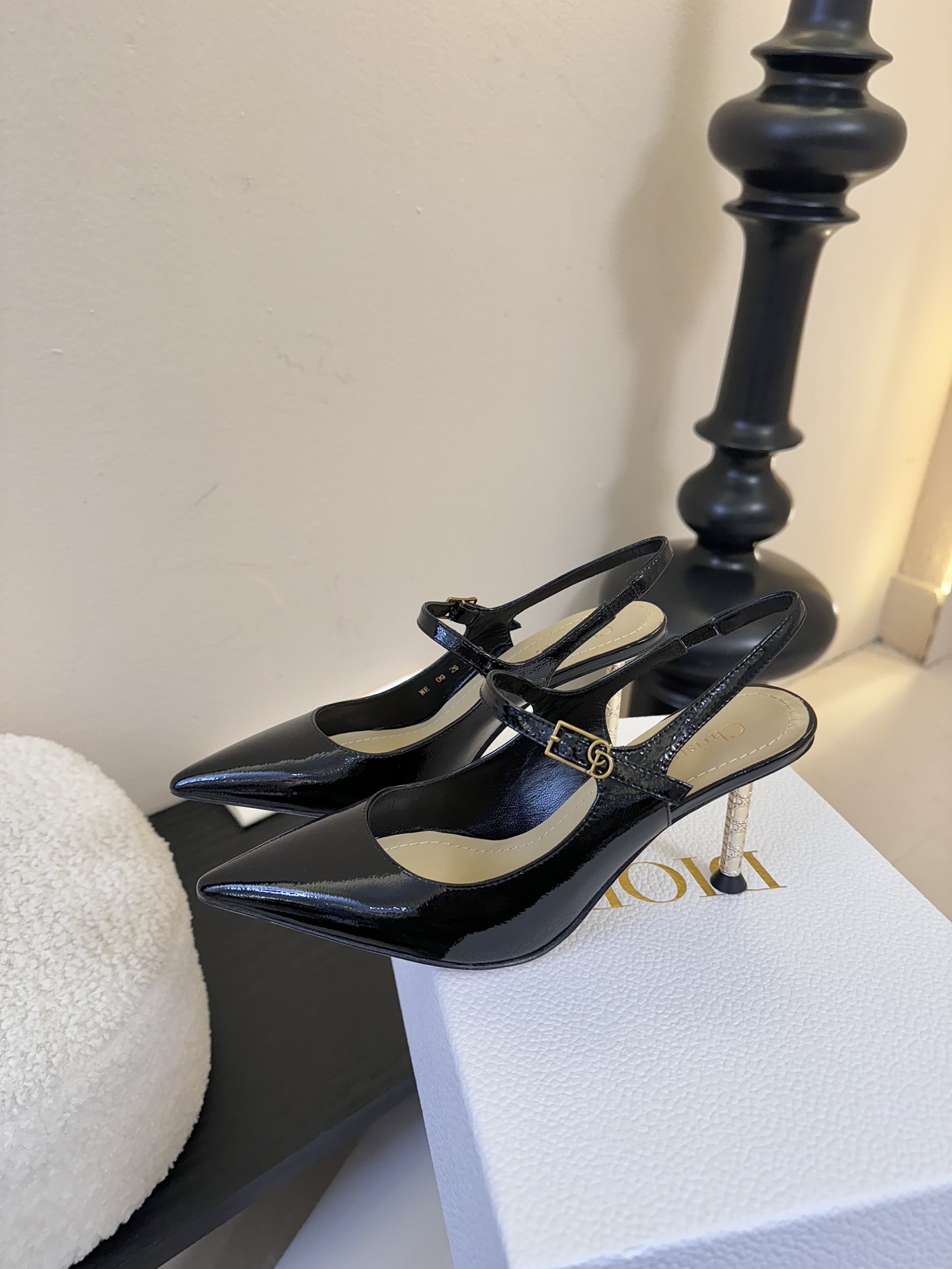 顶级Dior/迪奥26S新品尖头后跟凉鞋高跟鞋这季的字母系列真的要狂种草啦~字母logo设计，特别修饰腿