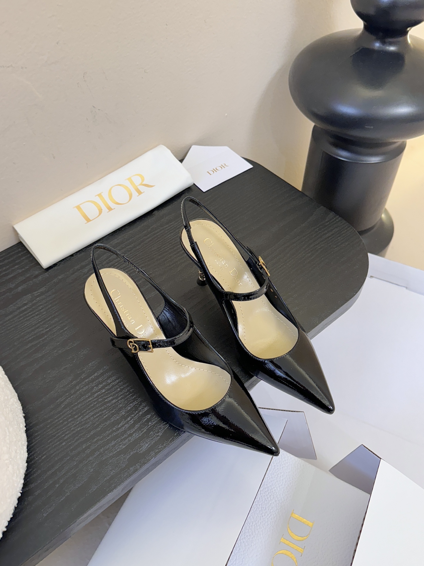 NO:706401,Top Dior/Dior 26S new pointed-toe sandals and high-heeled shoes. This season’s letter series is really going crazy~ The letter logo design specially modifies the leg shape, highlights the brand characteristics, and is full of high-end sense!  Coupled with the concave and convex foot pads, it is super comfortable, cool and sexy!  A must-have item for the goddess in all seasons!  The upper is made of imported cowhide, the inner foot pads are all sheepskin, and the outsole is imported cowhide from Italy. Size 35-39 (customized at 40/41/42), high heels and sandals, dior, dior, sandals, high heels, cowhide, sheepskin19860909顶级 Dior/迪奥26S新品尖头后跟凉鞋高跟鞋 这季的字母系列真的要狂种草啦~ 字母logo设计,特别修饰腿型 凸显品牌特色 满满的高级感！ 加上凹凸垫脚,入脚超级舒适, 又Cool又性感！女神四季必备单品！ 鞋面采用进口牛皮 内里垫脚均为羊皮 意大利进口牛皮大底 尺码35-39（40/41/42订做),高跟鞋凉鞋,dior,dior,sandals,high heels,cowhide,sheepskin,Women's Shoes