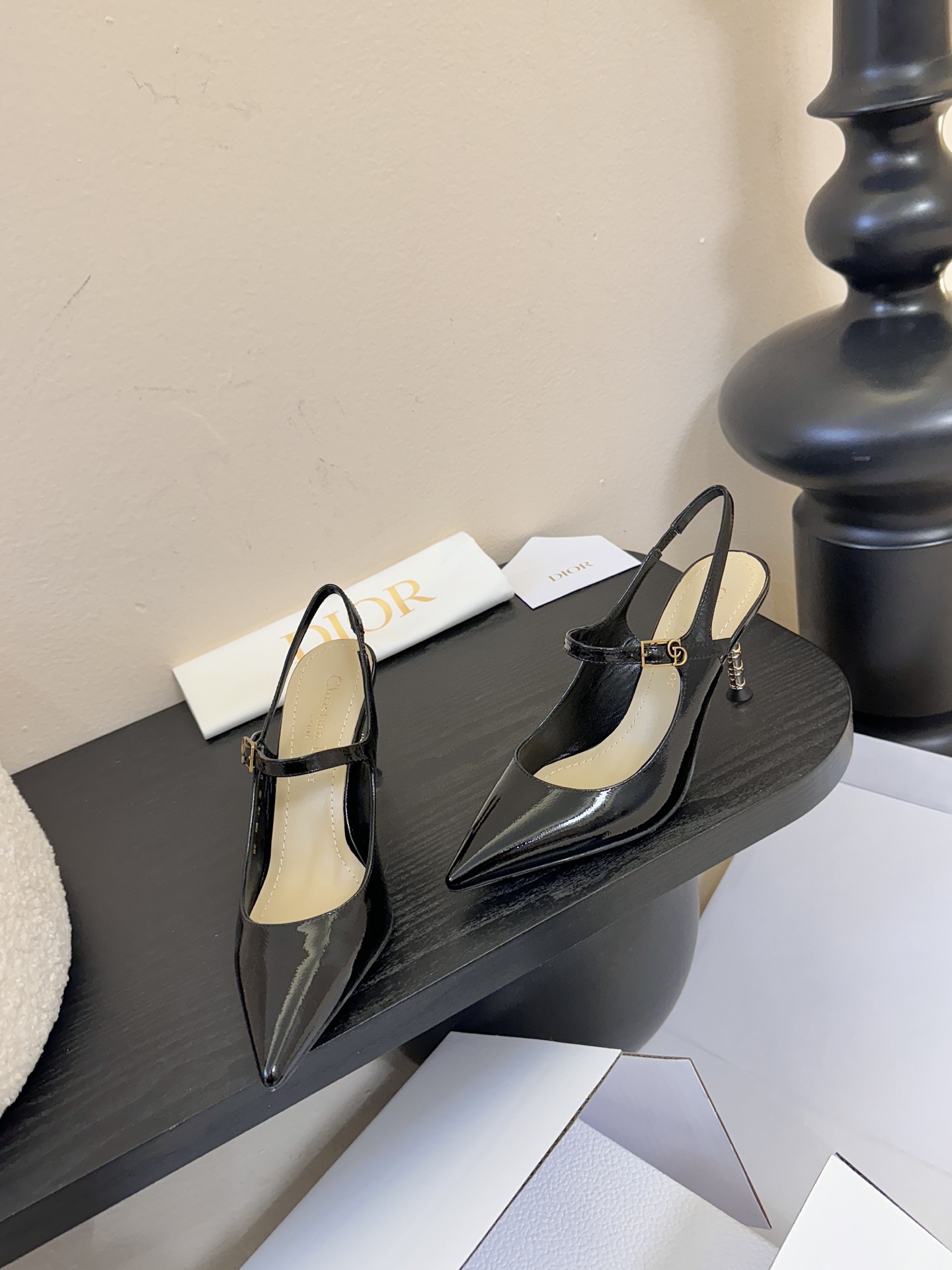 顶级Dior/迪奥26S新品尖头后跟凉鞋高跟鞋这季的字母系列真的要狂种草啦~字母logo设计，特别修饰腿