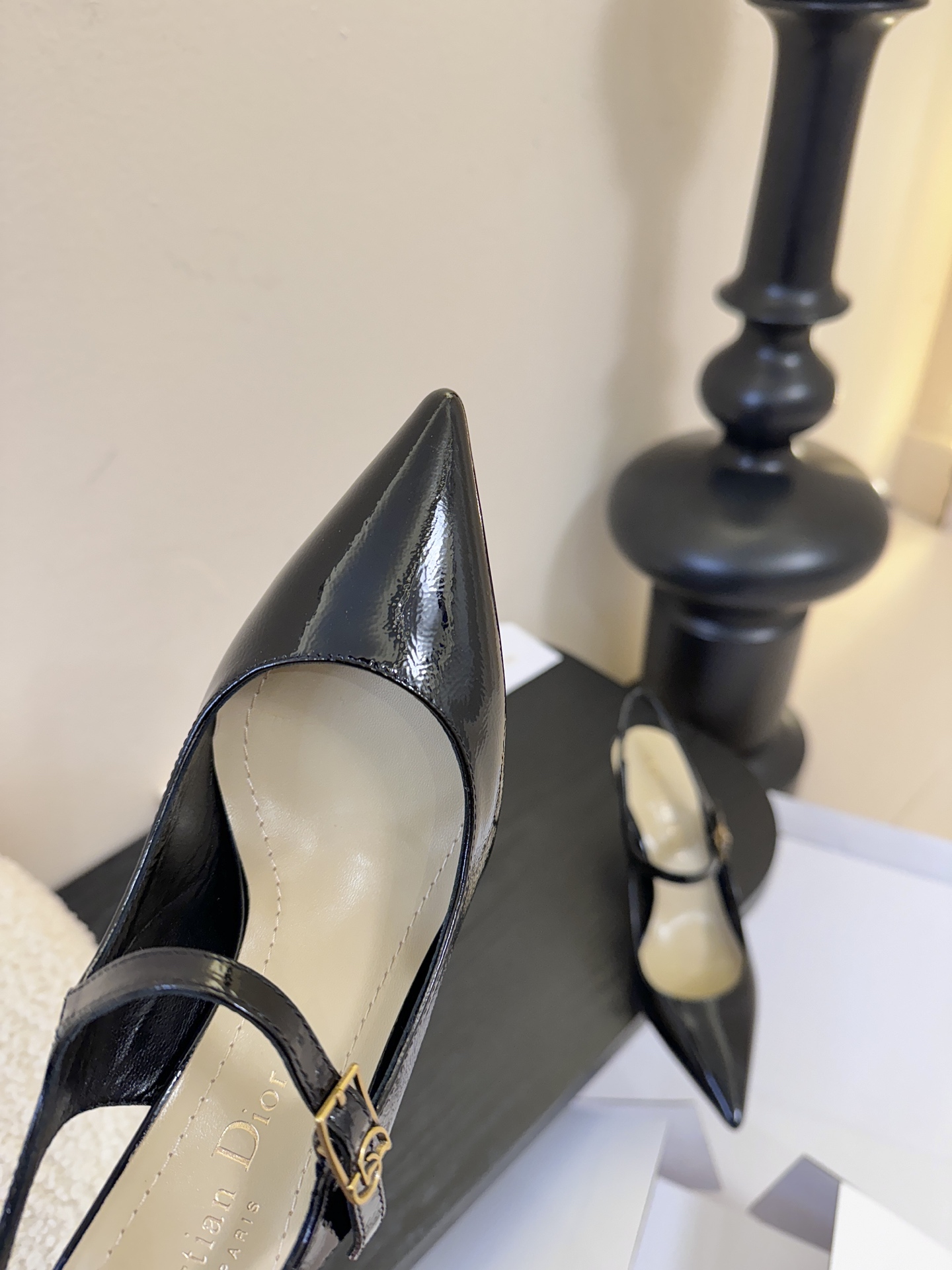 顶级Dior/迪奥26S新品尖头后跟凉鞋高跟鞋这季的字母系列真的要狂种草啦~字母logo设计，特别修饰腿