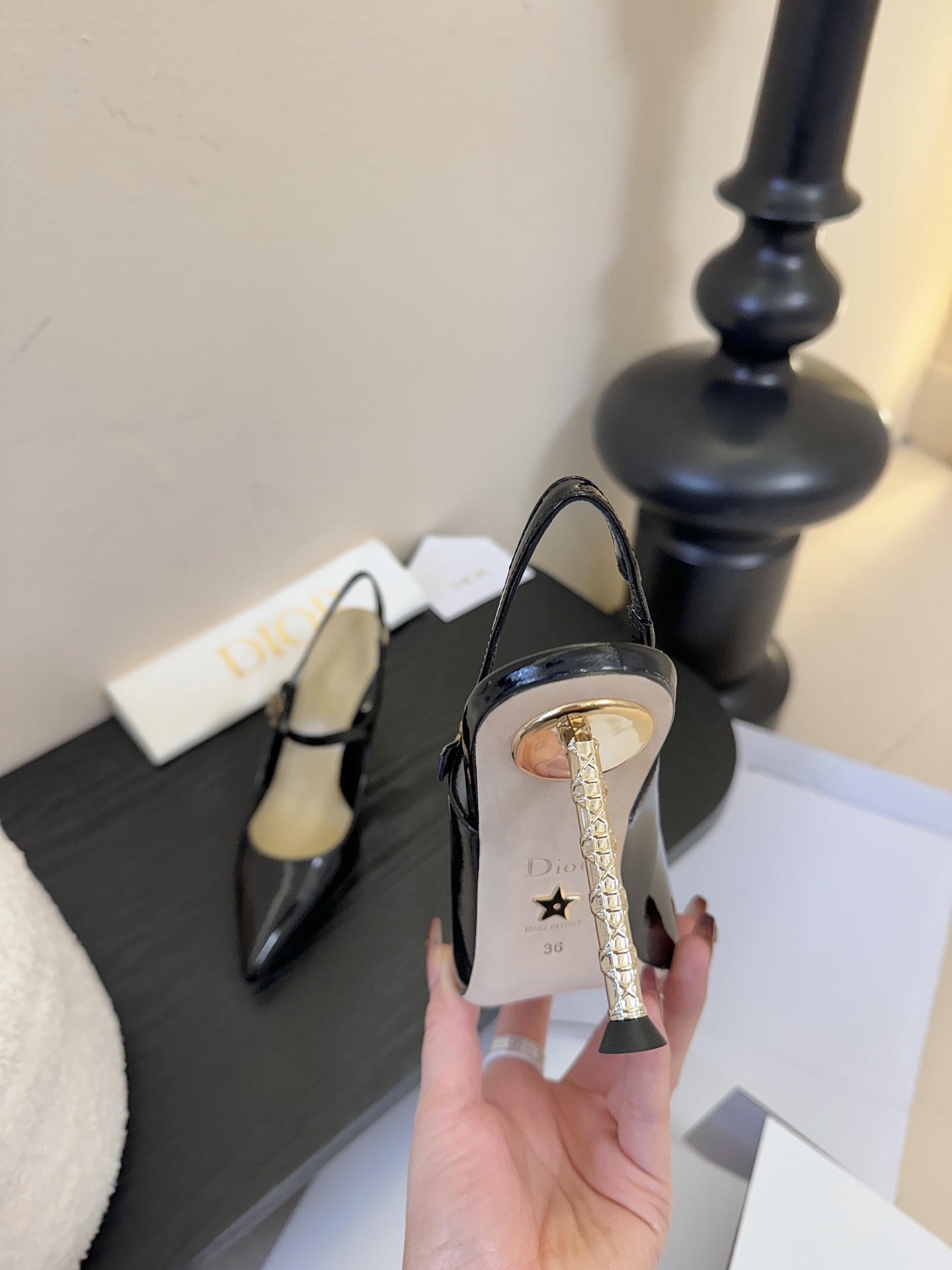 顶级Dior/迪奥26S新品尖头后跟凉鞋高跟鞋这季的字母系列真的要狂种草啦~字母logo设计，特别修饰腿