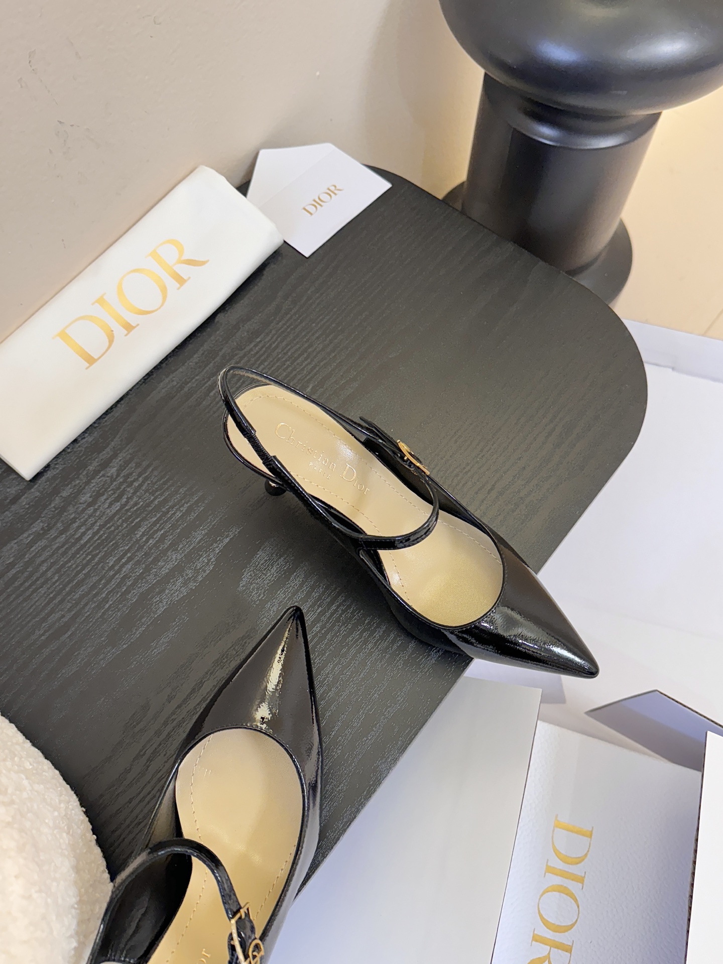 顶级Dior/迪奥26S新品尖头后跟凉鞋高跟鞋这季的字母系列真的要狂种草啦~字母logo设计，特别修饰腿