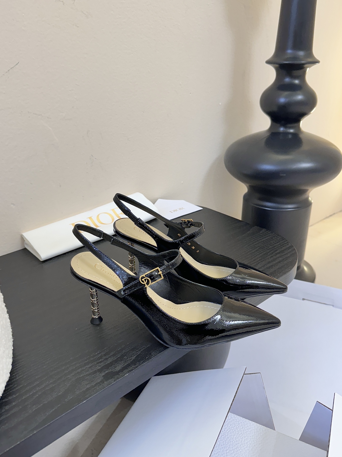 顶级Dior/迪奥26S新品尖头后跟凉鞋高跟鞋这季的字母系列真的要狂种草啦~字母logo设计，特别修饰腿