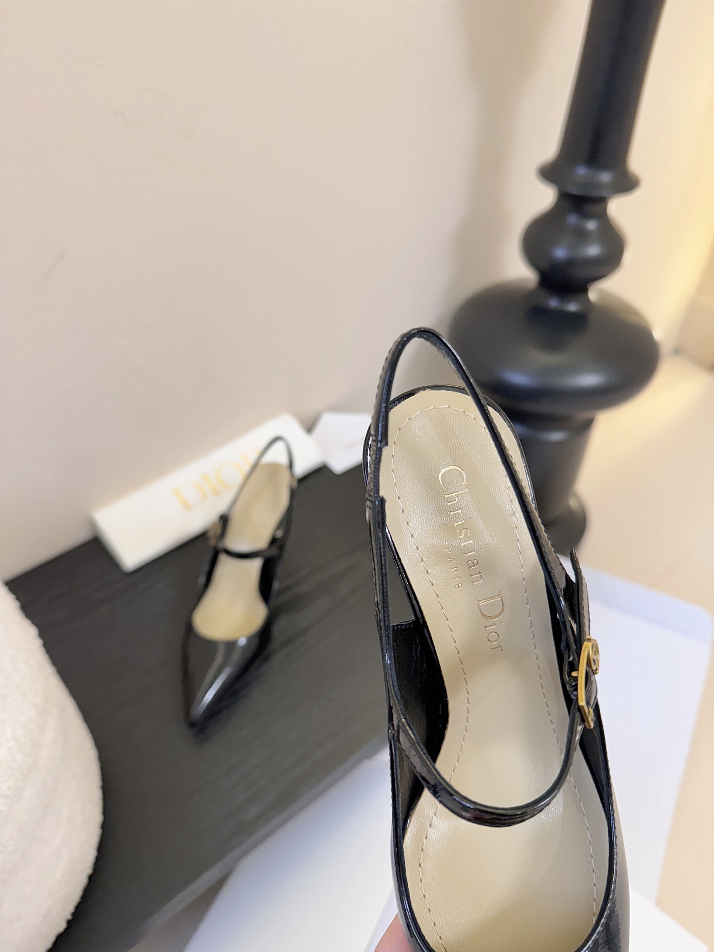 顶级Dior/迪奥26S新品尖头后跟凉鞋高跟鞋这季的字母系列真的要狂种草啦~字母logo设计，特别修饰腿