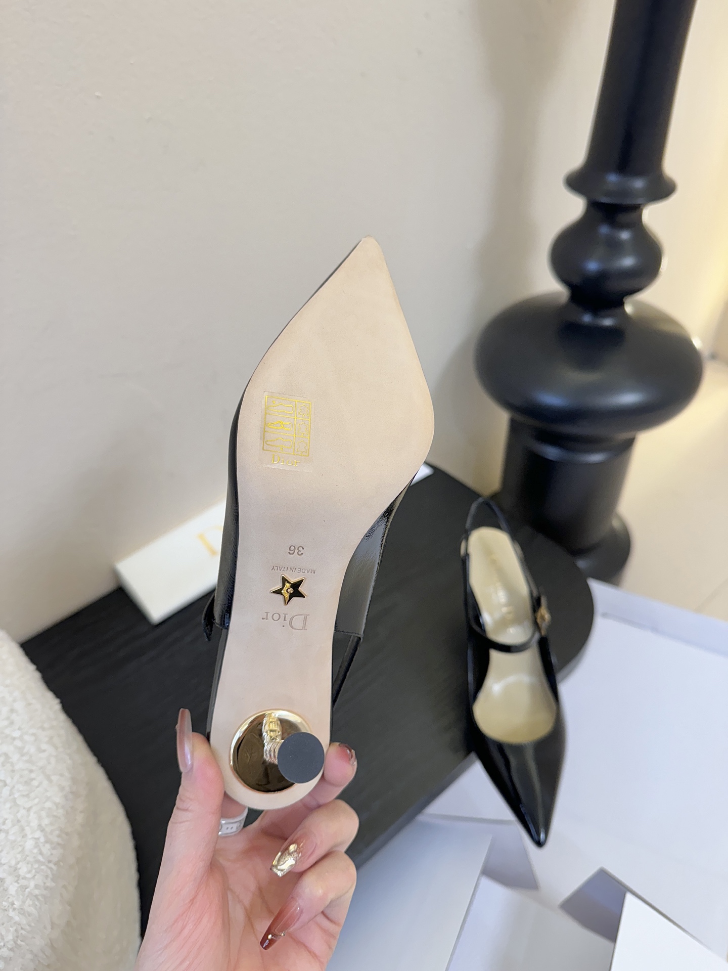 顶级Dior/迪奥26S新品尖头后跟凉鞋高跟鞋这季的字母系列真的要狂种草啦~字母logo设计，特别修饰腿