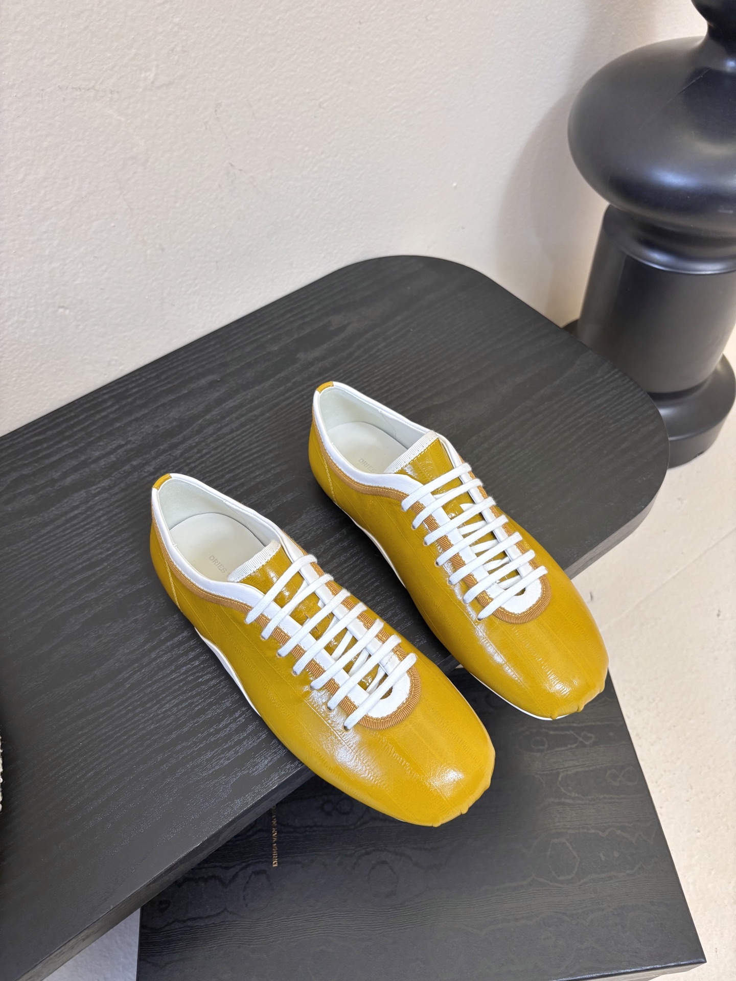 Dries Van Note*26ss复古德训鞋极简平底休闲鞋属于复古德训鞋极简平底休闲鞋，鞋型为低帮窄