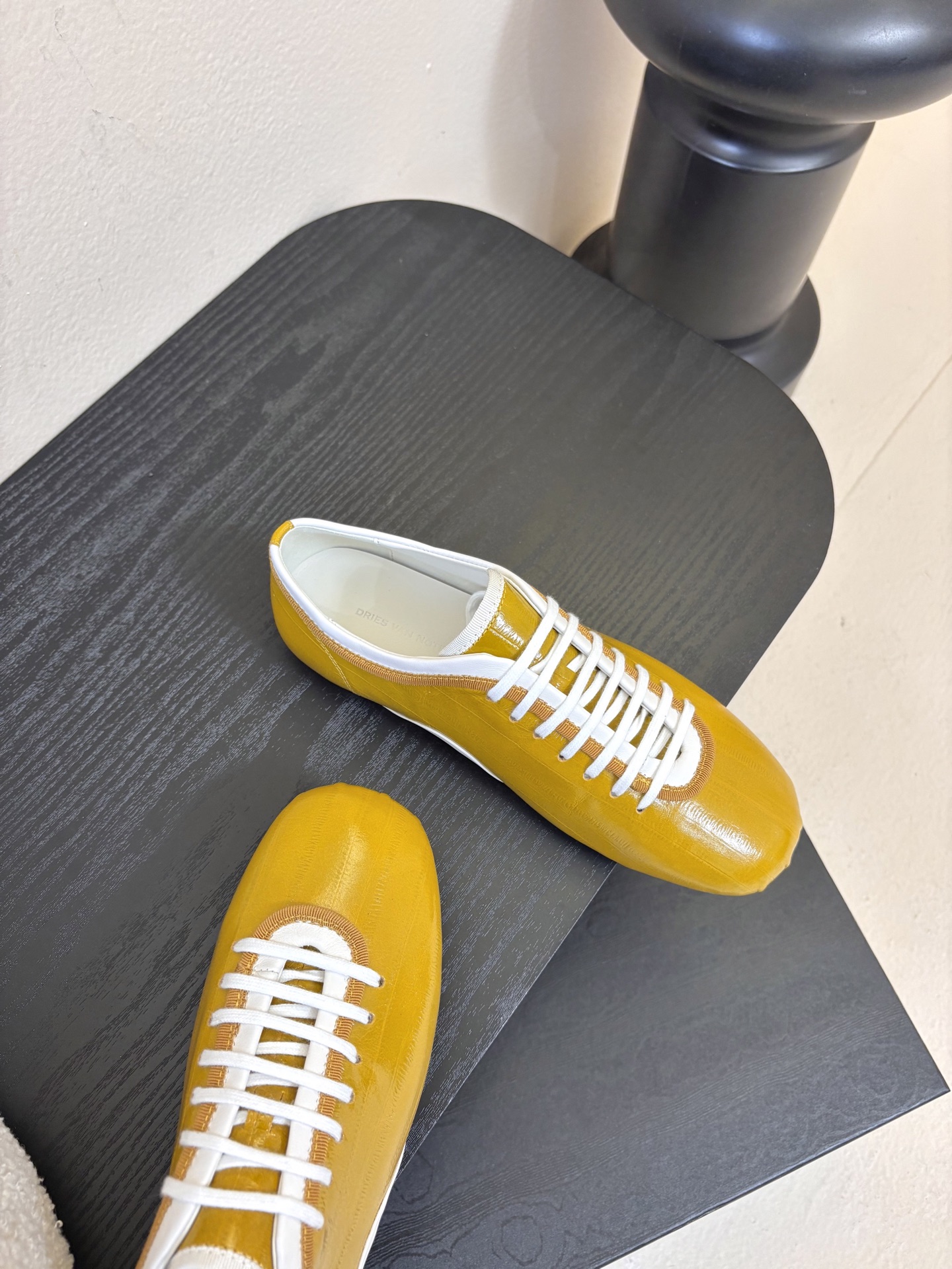 Dries Van Note*26ss复古德训鞋极简平底休闲鞋属于复古德训鞋极简平底休闲鞋，鞋型为低帮窄