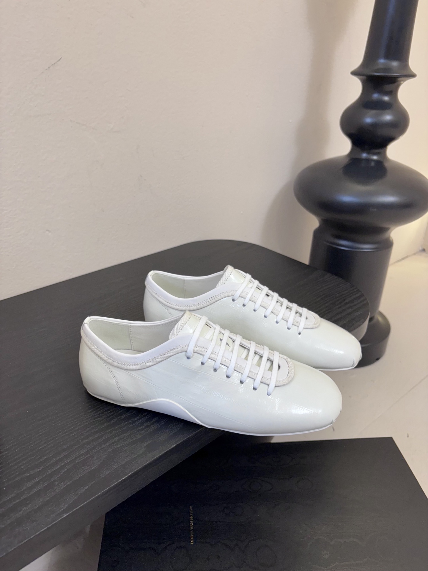 Dries Van Note*26ss复古德训鞋极简平底休闲鞋属于复古德训鞋极简平底休闲鞋，鞋型为低帮窄