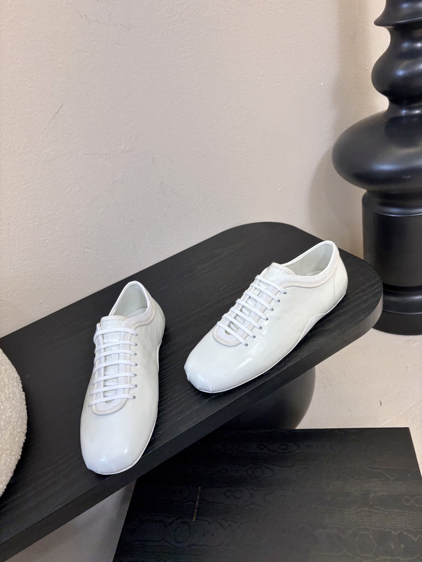 Dries Van Note*26ss复古德训鞋极简平底休闲鞋属于复古德训鞋极简平底休闲鞋，鞋型为低帮窄