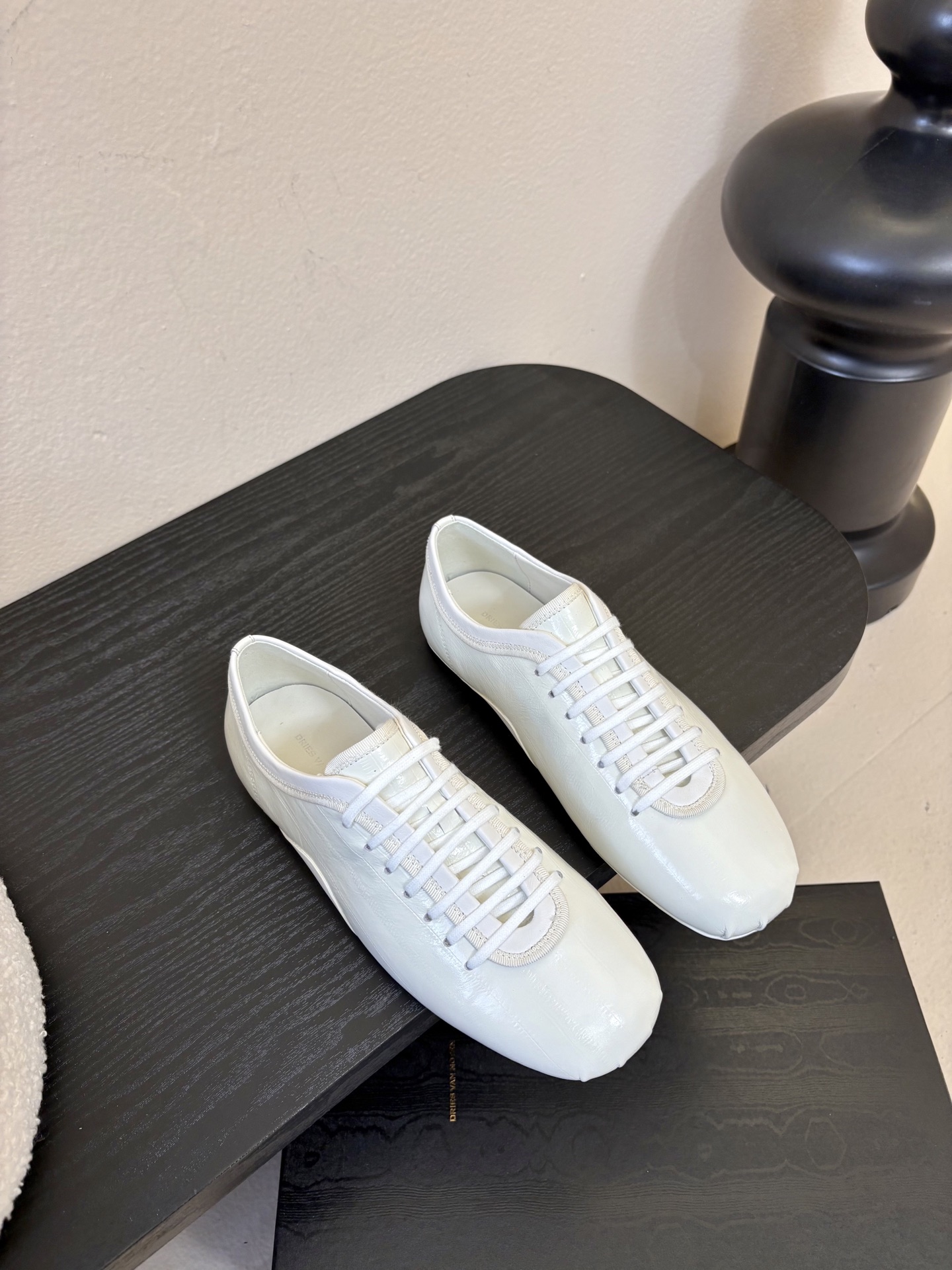 Dries Van Note*26ss复古德训鞋极简平底休闲鞋属于复古德训鞋极简平底休闲鞋，鞋型为低帮窄