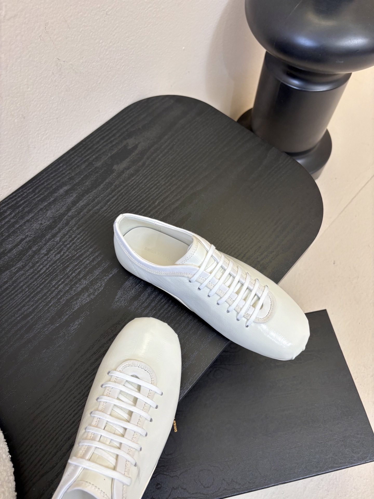 Dries Van Note*26ss复古德训鞋极简平底休闲鞋属于复古德训鞋极简平底休闲鞋，鞋型为低帮窄