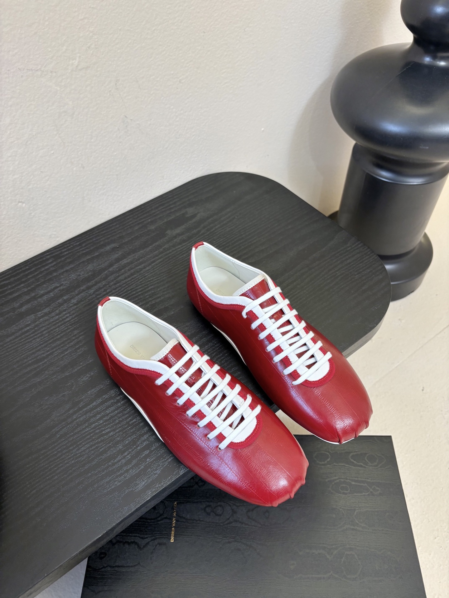 Dries Van Note*26ss复古德训鞋极简平底休闲鞋属于复古德训鞋极简平底休闲鞋，鞋型为低帮窄