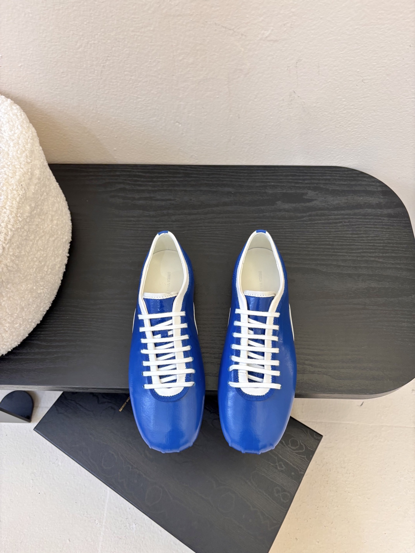 NO:706588,Dries Van Note*26ss retro moral training shoes minimalist flat casual shoes are retro moral training shoes minimalist flat casual shoes. The shoe shape is a low-top narrow streamlined design, without thick soles and unnecessary decorations, and adopts a simple and neat retro sports style. The upper is made of smooth leather, with a delicate and glossy texture. The shoe body does not have complicated processes such as splicing or punching. It uses pure color leather to show minimalist aesthetics and the shoe shape has smooth tailoring lines.  The colors are bright and there are no miscellaneous embellishments, forming color contrast while maintaining visual neatness. Each color matching is highly recognizable. The toe has a rounded narrow head shape, the tongue and upper are integrated, and the shoelace holes are few and compact. The overall design presents a refined niche design, which is different from the rough style of conventional casual shoes. Cowhide upper, sheepskin lining, rubber outsole, increased by 2.5cm  Size 35-41 (customized sizes 40 and 41 are non-refundable), casual shoes/sports shoes, sneakers, cowhide, sheepskin19860909Dries Van Note*26ss复古德训鞋极简平底休闲鞋 属于复古德训鞋极简平底休闲鞋,鞋型为低帮窄版的流线型设计,无厚底、无多余装饰,走简约利落的复古运动风.鞋面采用光面皮质,质感细腻且有光泽度,鞋身无拼接、打孔等复杂工艺,以纯色皮质展现极简美学,鞋型的剪裁线条流畅. 配色鲜明且无杂色点缀,形成色彩对比的同时保持视觉整洁,每款配色都极具辨识度.鞋头为圆润的窄头造型,鞋舌与鞋帮一体化设计,鞋带孔位少且排列紧凑,整体呈现出精致的小众设计感,区别于常规休闲鞋的粗犷风格. 鞋面牛皮 内里羊皮 大底橡胶大底 增高2.5cm Size35-41码（40、41码定制不退换）,休闲鞋/运动鞋,sneakers,cowhide,sheepskin,Women's Shoes