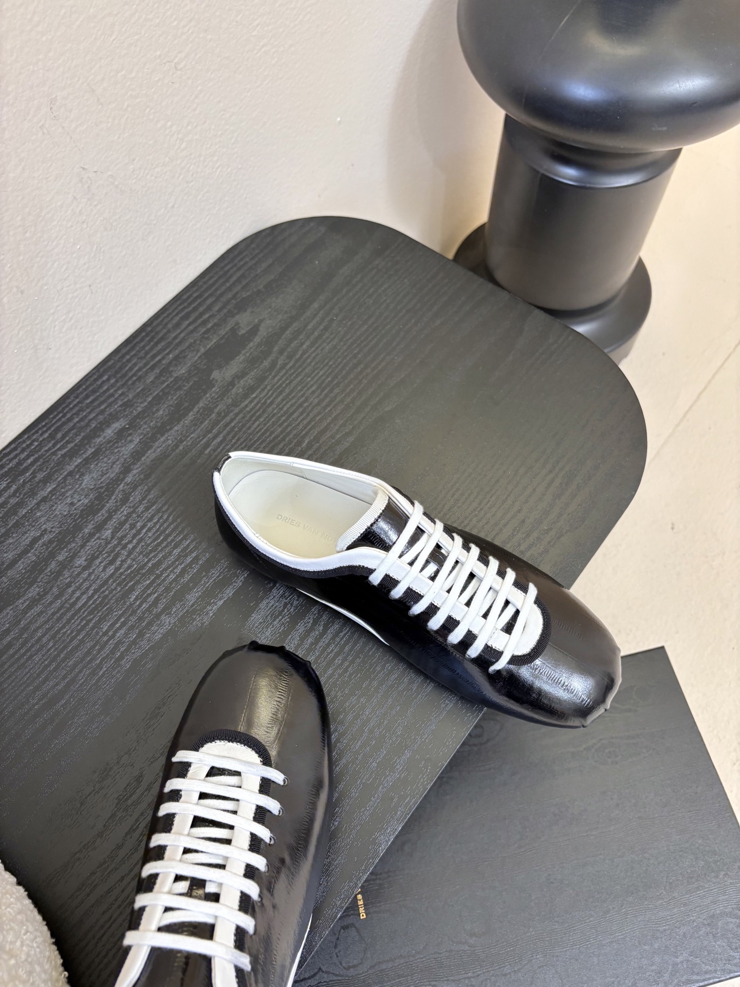 Dries Van Note*26ss复古德训鞋极简平底休闲鞋属于复古德训鞋极简平底休闲鞋，鞋型为低帮窄