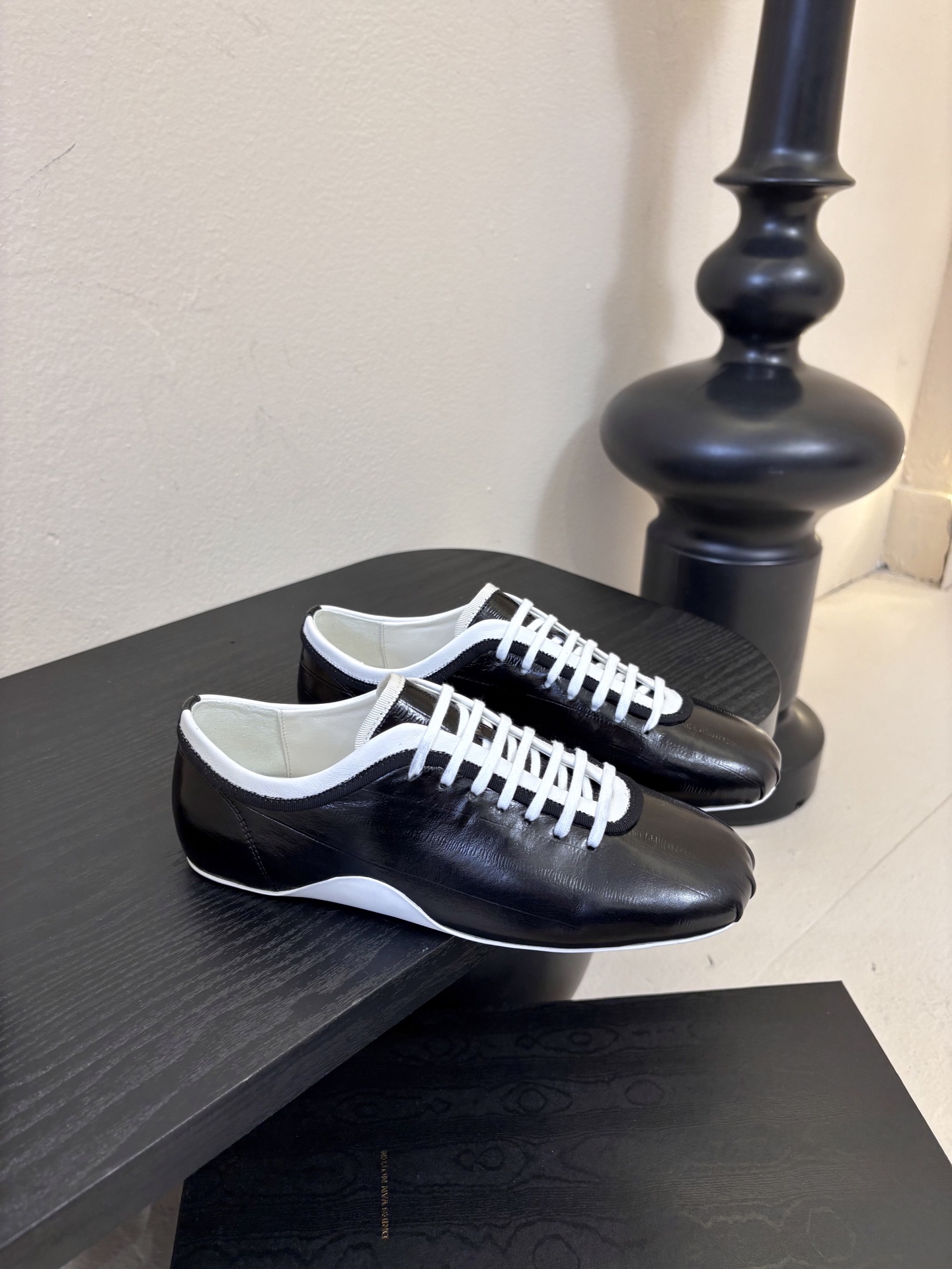 Dries Van Note*26ss复古德训鞋极简平底休闲鞋属于复古德训鞋极简平底休闲鞋，鞋型为低帮窄