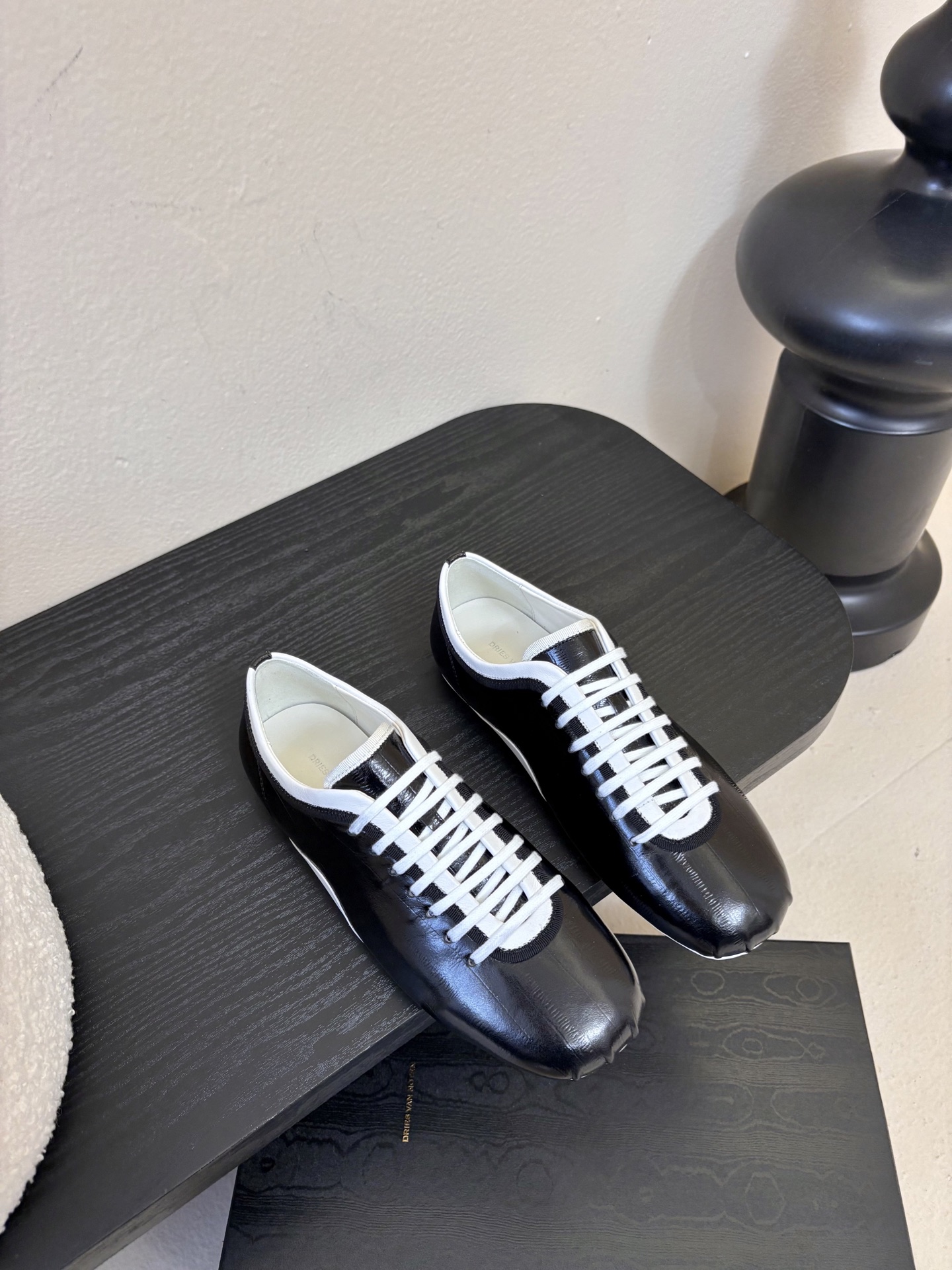 Dries Van Note*26ss复古德训鞋极简平底休闲鞋属于复古德训鞋极简平底休闲鞋，鞋型为低帮窄