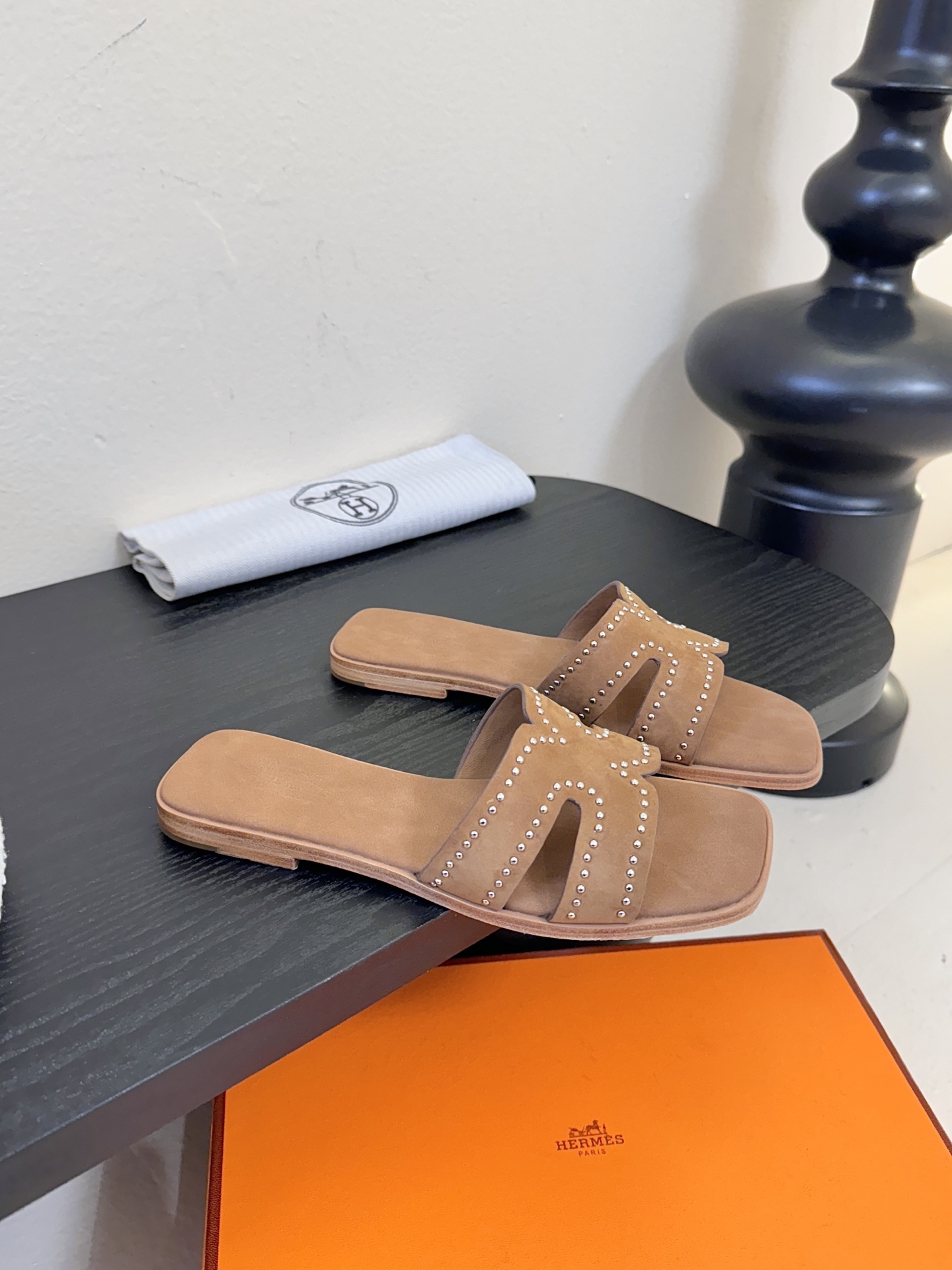 ❥SNGG简介｜简约H拖H拖在人潮中脱颖而出，是一件很好搭配的时髦单品，黑色的沉稳气质轻松百搭，加上经典