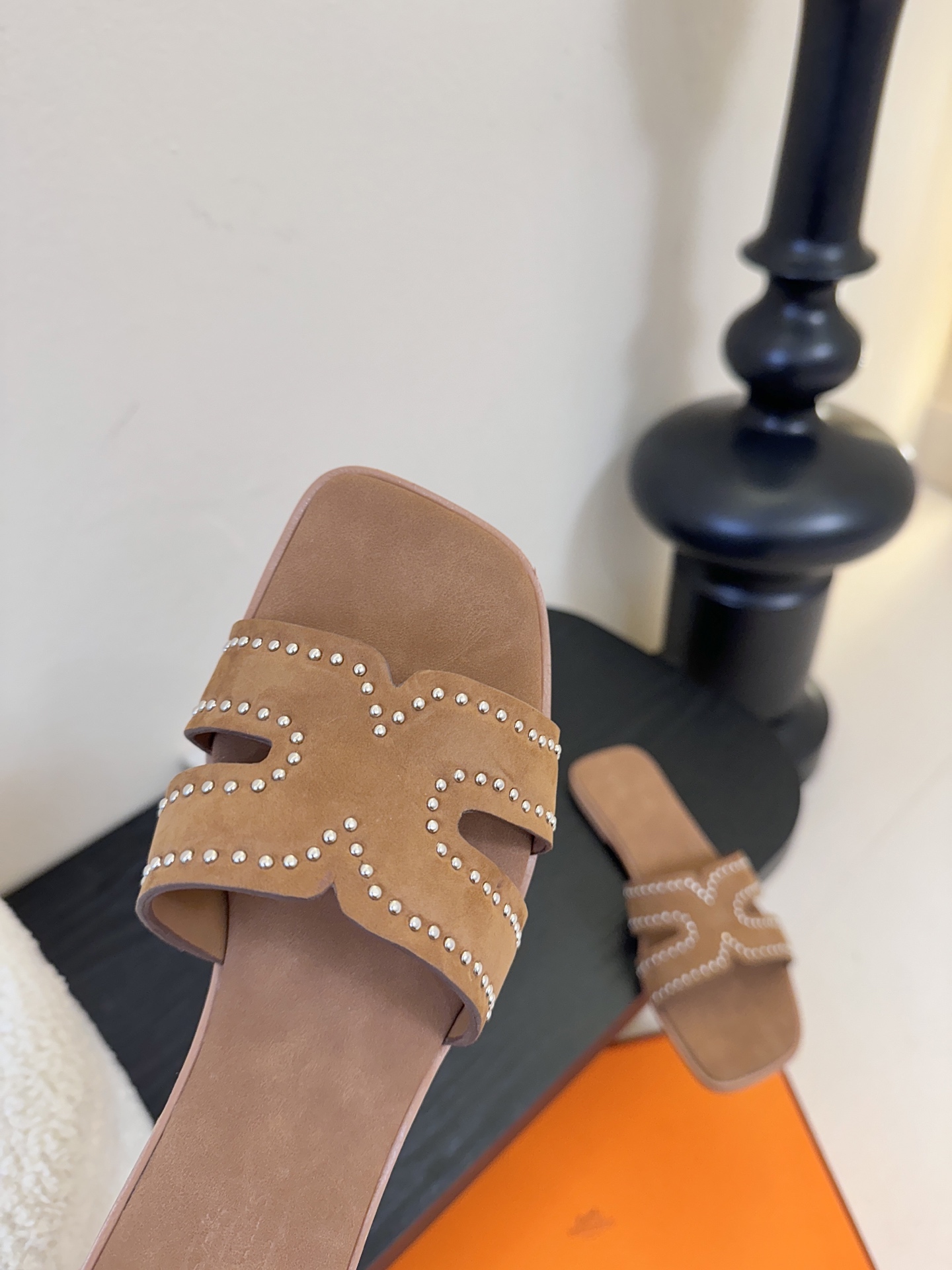 ❥SNGG简介｜简约H拖H拖在人潮中脱颖而出，是一件很好搭配的时髦单品，黑色的沉稳气质轻松百搭，加上经典