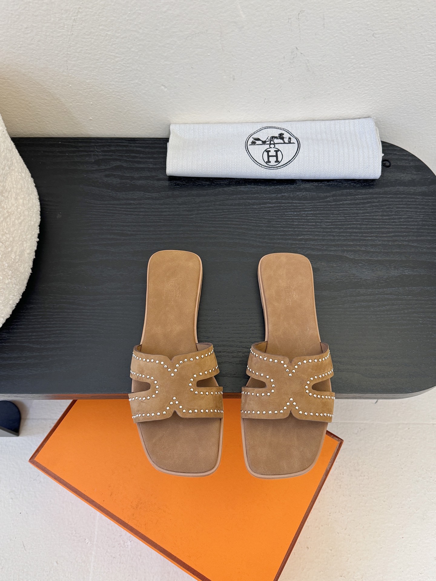 ❥SNGG简介｜简约H拖H拖在人潮中脱颖而出，是一件很好搭配的时髦单品，黑色的沉稳气质轻松百搭，加上经典