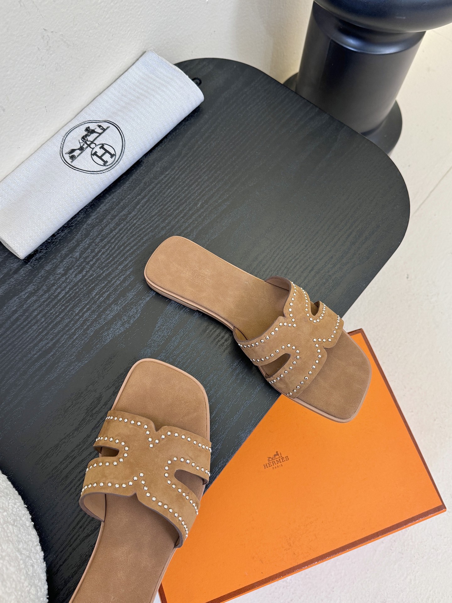 ❥SNGG简介｜简约H拖H拖在人潮中脱颖而出，是一件很好搭配的时髦单品，黑色的沉稳气质轻松百搭，加上经典