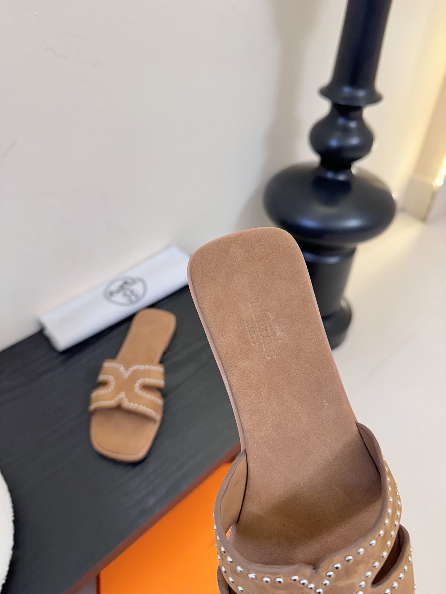 ❥SNGG简介｜简约H拖H拖在人潮中脱颖而出，是一件很好搭配的时髦单品，黑色的沉稳气质轻松百搭，加上经典