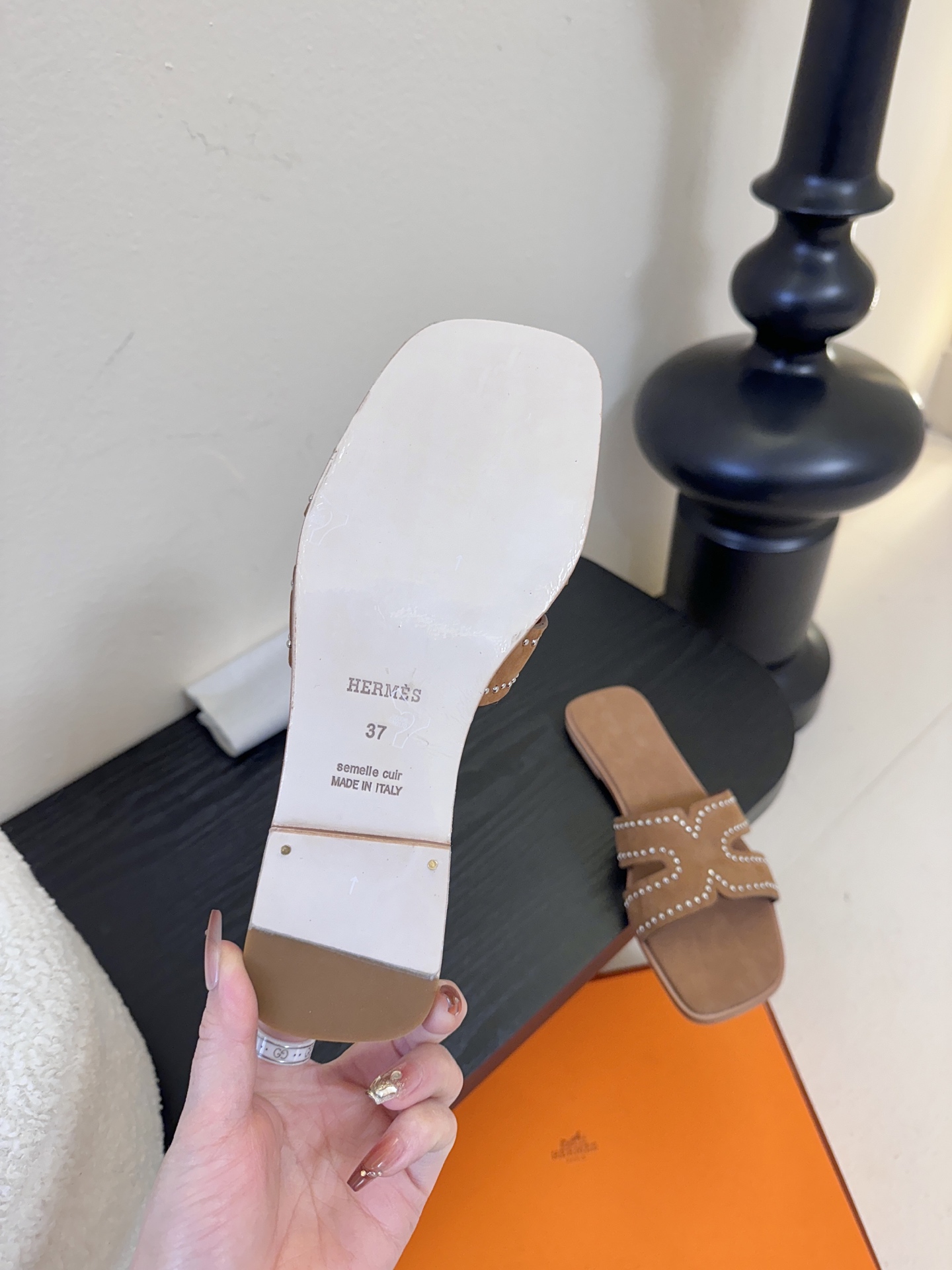 ❥SNGG简介｜简约H拖H拖在人潮中脱颖而出，是一件很好搭配的时髦单品，黑色的沉稳气质轻松百搭，加上经典