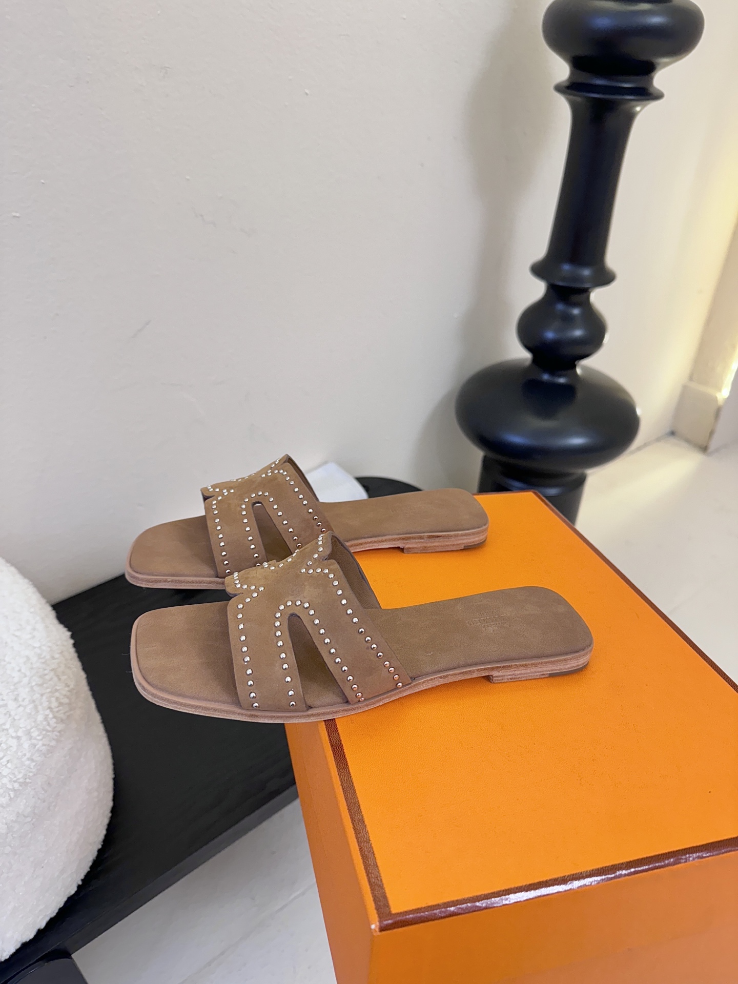 ❥SNGG简介｜简约H拖H拖在人潮中脱颖而出，是一件很好搭配的时髦单品，黑色的沉稳气质轻松百搭，加上经典