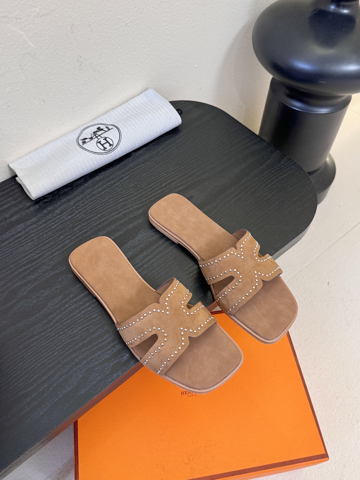 ❥SNGG简介｜简约H拖H拖在人潮中脱颖而出，是一件很好搭配的时髦单品，黑色的沉稳气质轻松百搭，加上经典