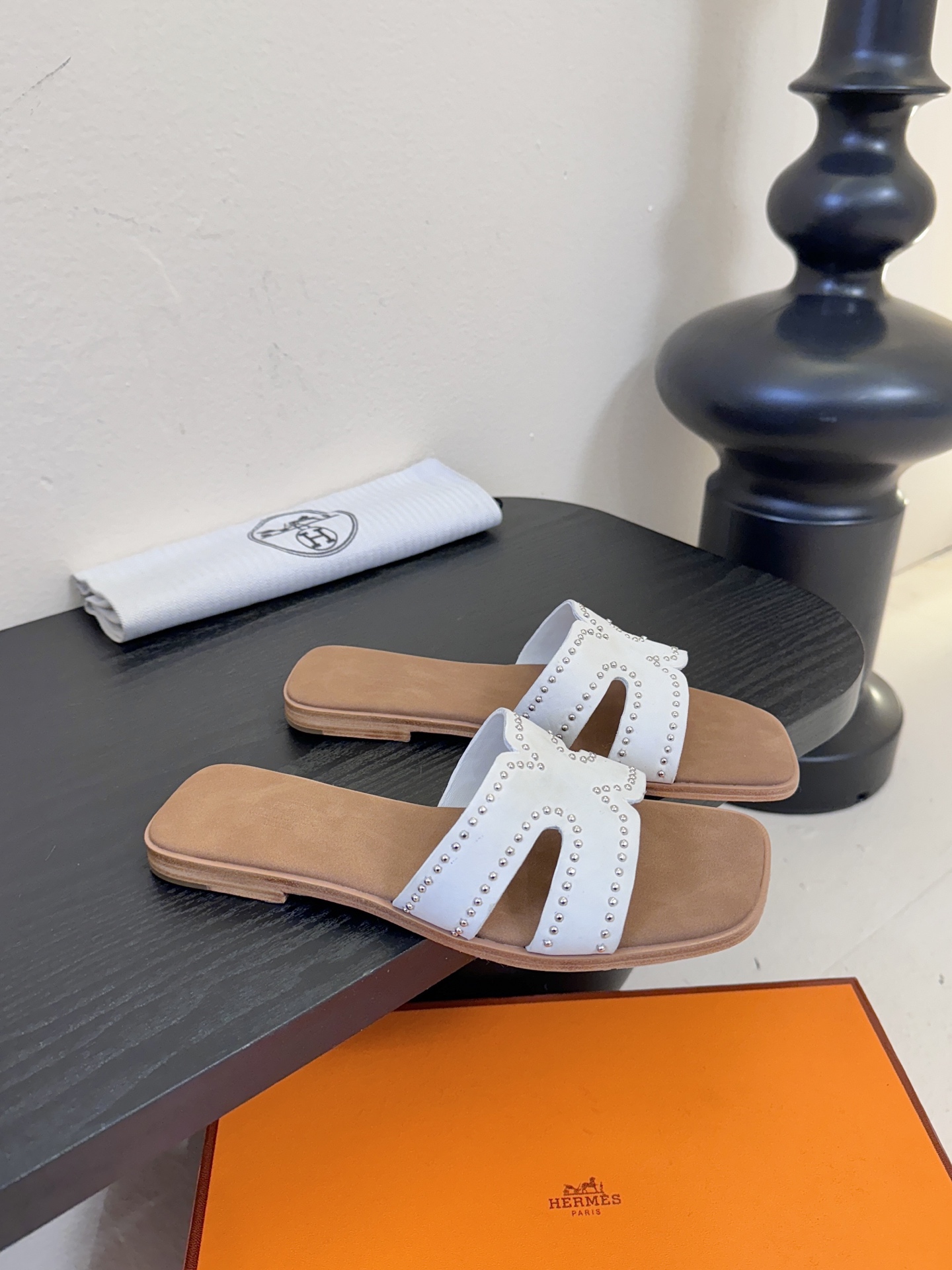 ❥SNGG简介｜简约H拖H拖在人潮中脱颖而出，是一件很好搭配的时髦单品，黑色的沉稳气质轻松百搭，加上经典