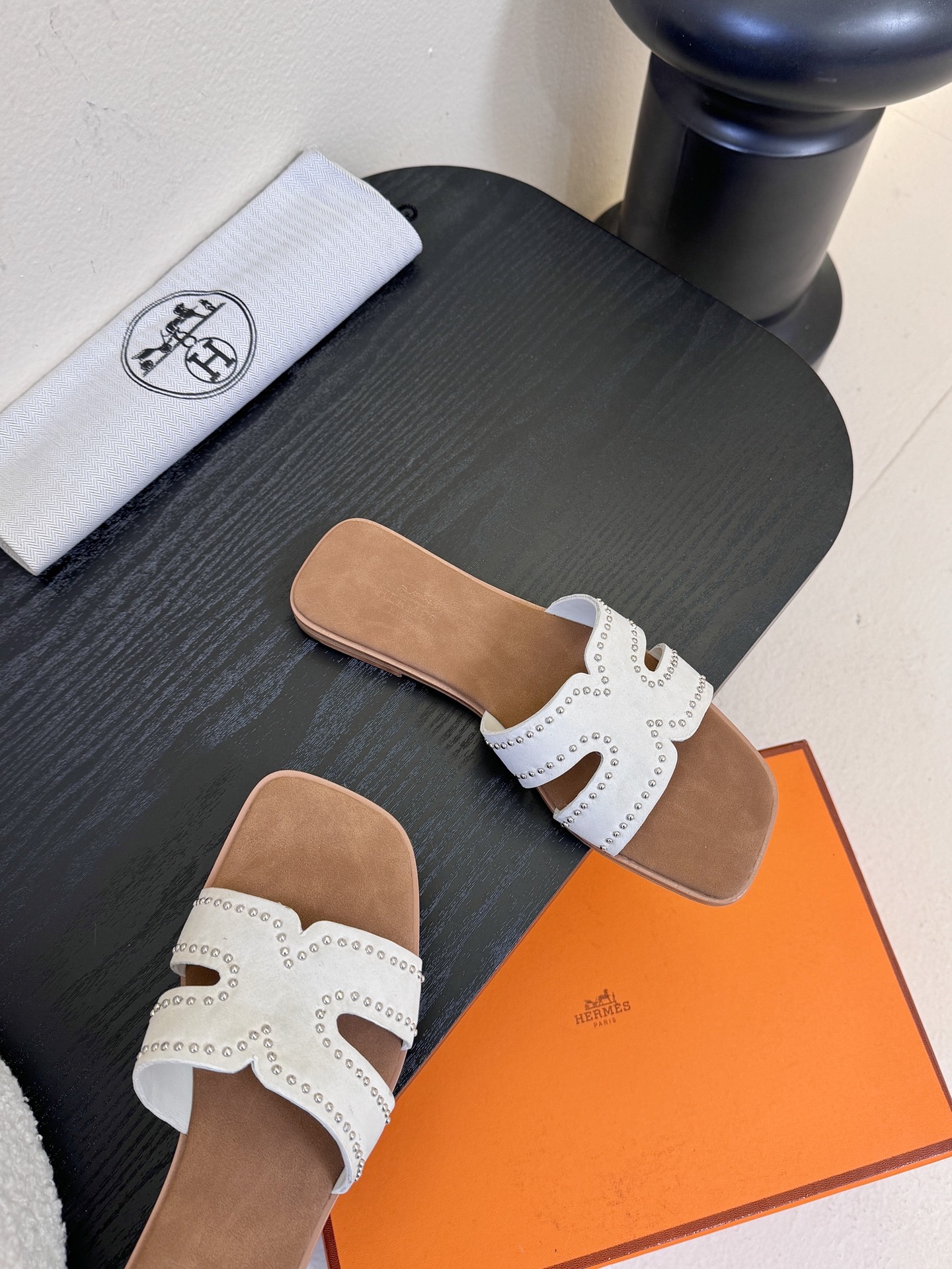 ❥SNGG简介｜简约H拖H拖在人潮中脱颖而出，是一件很好搭配的时髦单品，黑色的沉稳气质轻松百搭，加上经典